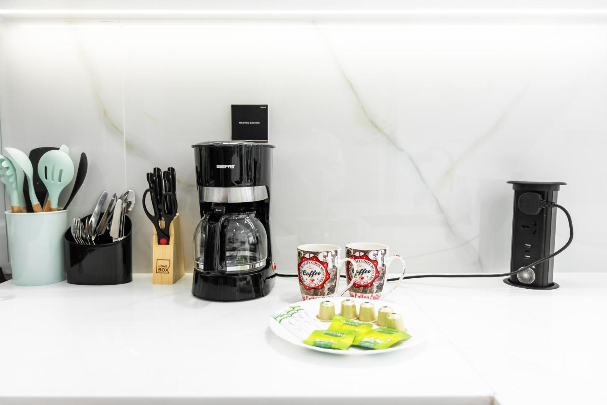 Smart Home, King Bed, Fully Equipped Kitchen, Free Parking, Highly Rated, 2 Minutes Walk From Starbucks, Big Balcony High Ceiling, Ground Floor, Pool, Gym, Around The Clock Guest Support Apartamento *