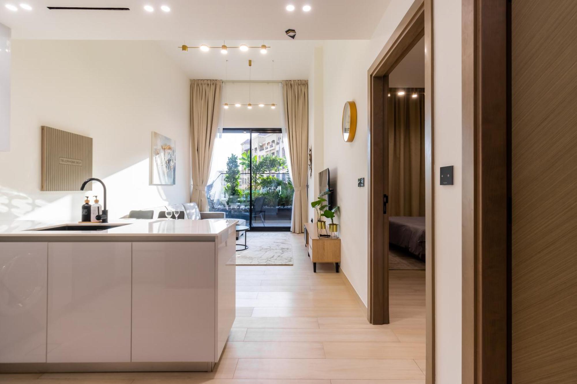 Apartment Smart Home, King Bed, Fully Equipped Kitchen, Free Parking, Highly Rated, 2 Minutes Walk From Starbucks, Big Balcony High Ceiling, Ground Floor, Pool, Gym, Around The Clock Guest Support *