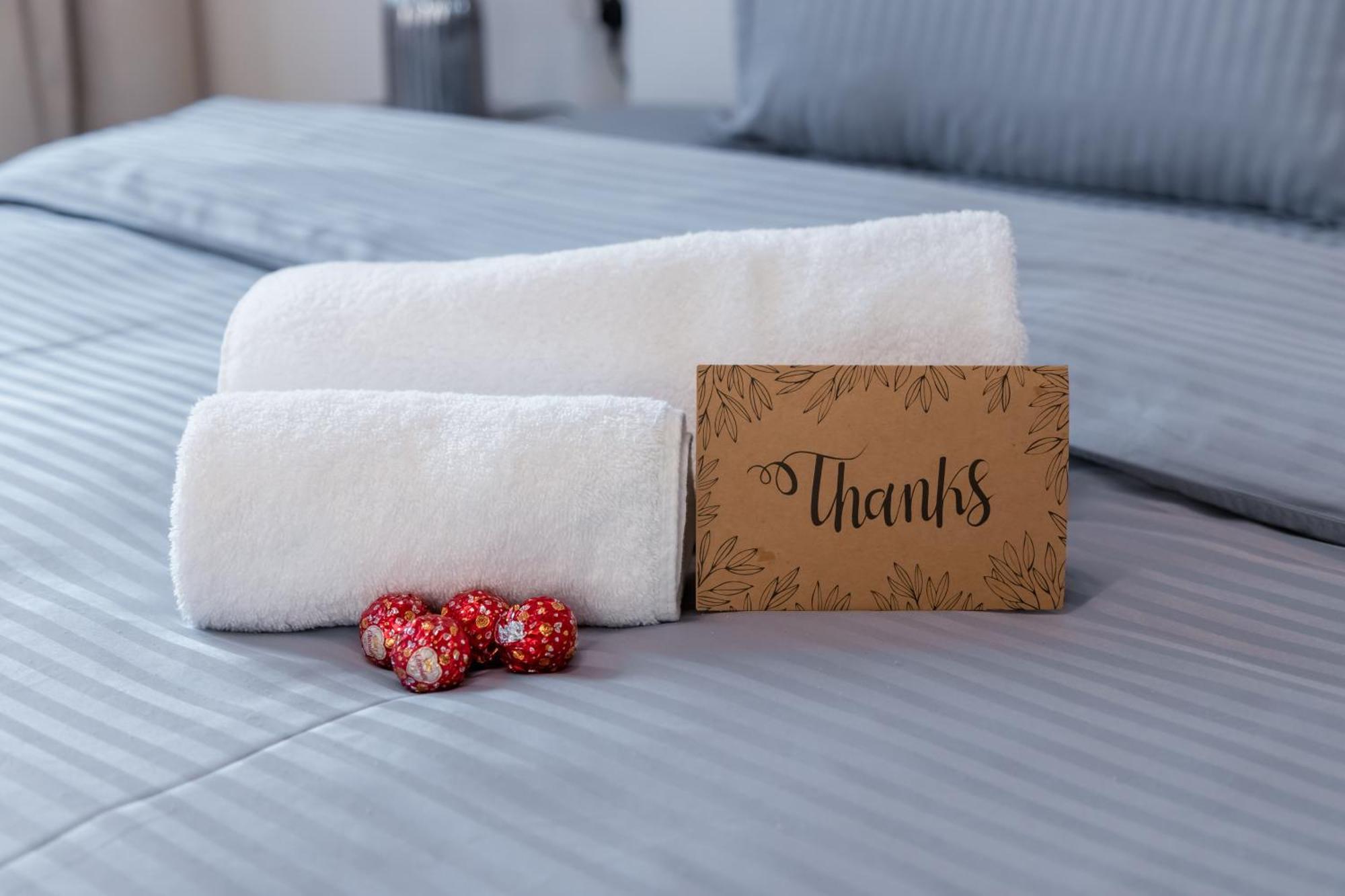 Apartamento Smart Home, King Bed, Fully Equipped Kitchen, Free Parking, Highly Rated, 2 Minutes Walk From Starbucks, Big Balcony High Ceiling, Ground Floor, Pool, Gym, Around The Clock Guest Support Dubai
