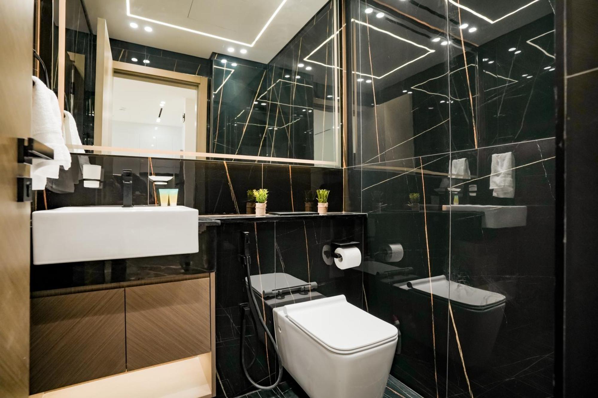 Smart Home, King Bed, Fully Equipped Kitchen, Free Parking, Highly Rated, 2 Minutes Walk From Starbucks, Big Balcony High Ceiling, Ground Floor, Pool, Gym, Around The Clock Guest Support Dubai