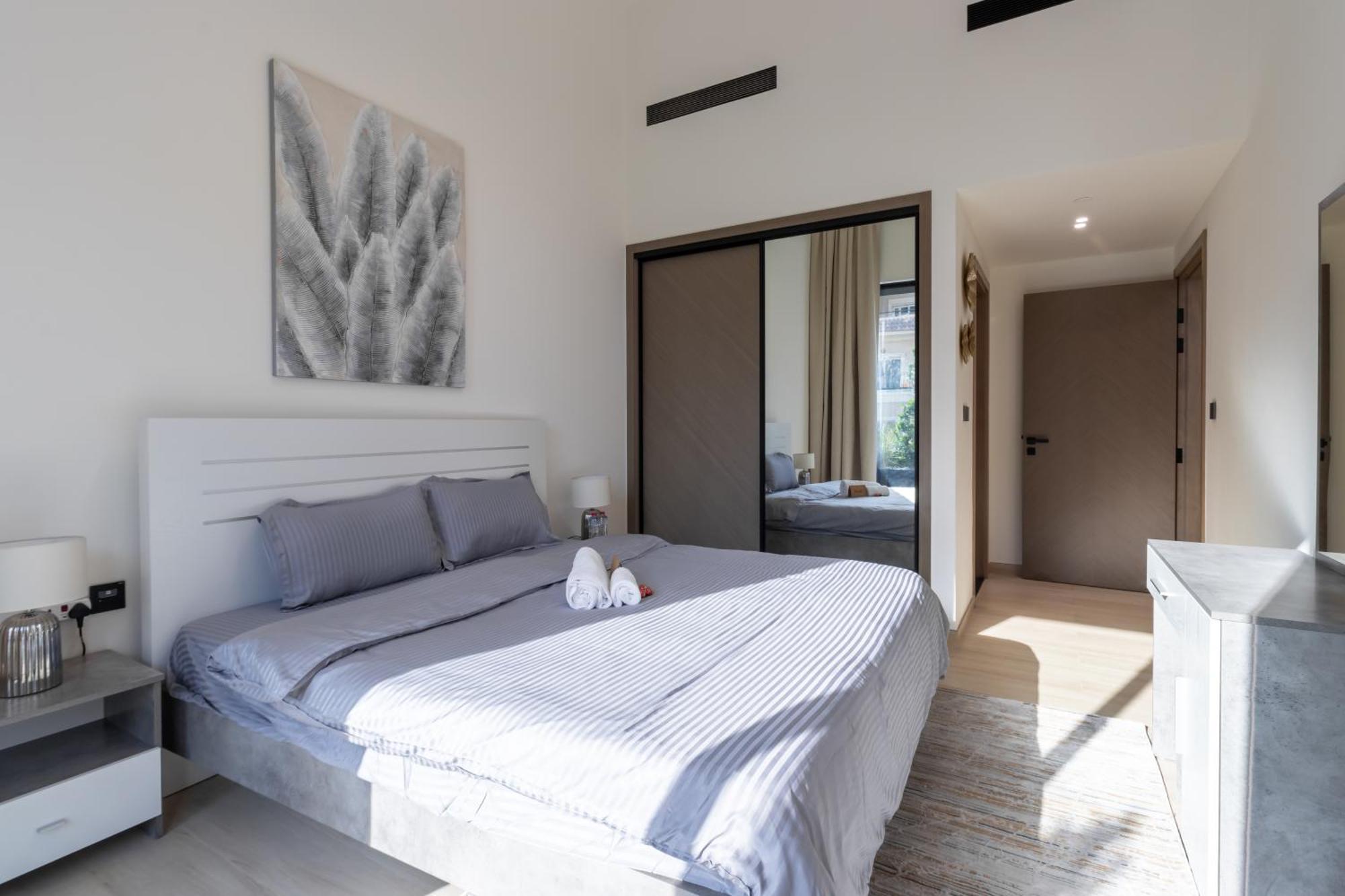 Smart Home, King Bed, Fully Equipped Kitchen, Free Parking, Highly Rated, 2 Minutes Walk From Starbucks, Big Balcony High Ceiling, Ground Floor, Pool, Gym, Around The Clock Guest Support Apartment