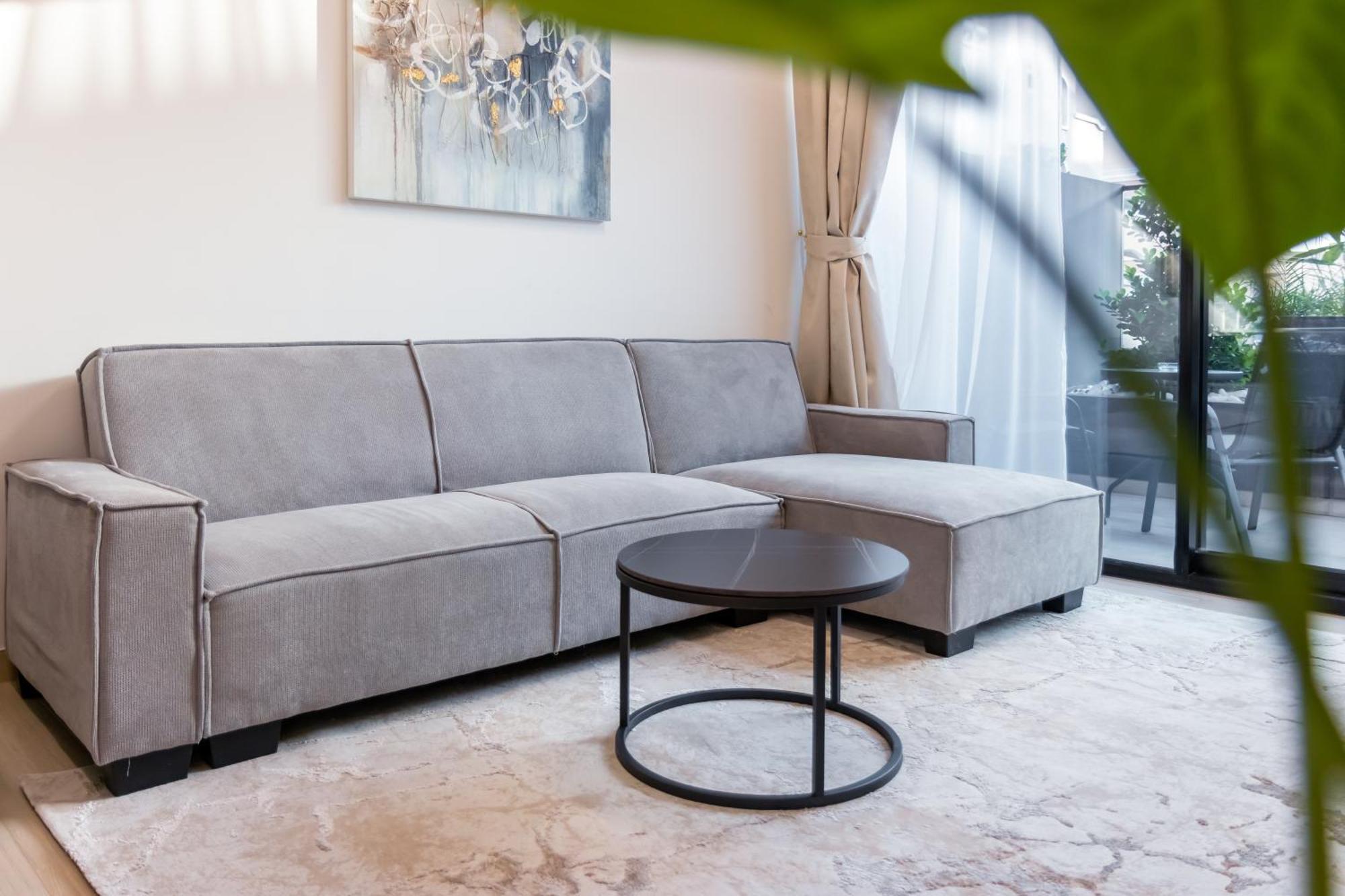 Apartment Smart Home, King Bed, Fully Equipped Kitchen, Free Parking, Highly Rated, 2 Minutes Walk From Starbucks, Big Balcony High Ceiling, Ground Floor, Pool, Gym, Around The Clock Guest Support