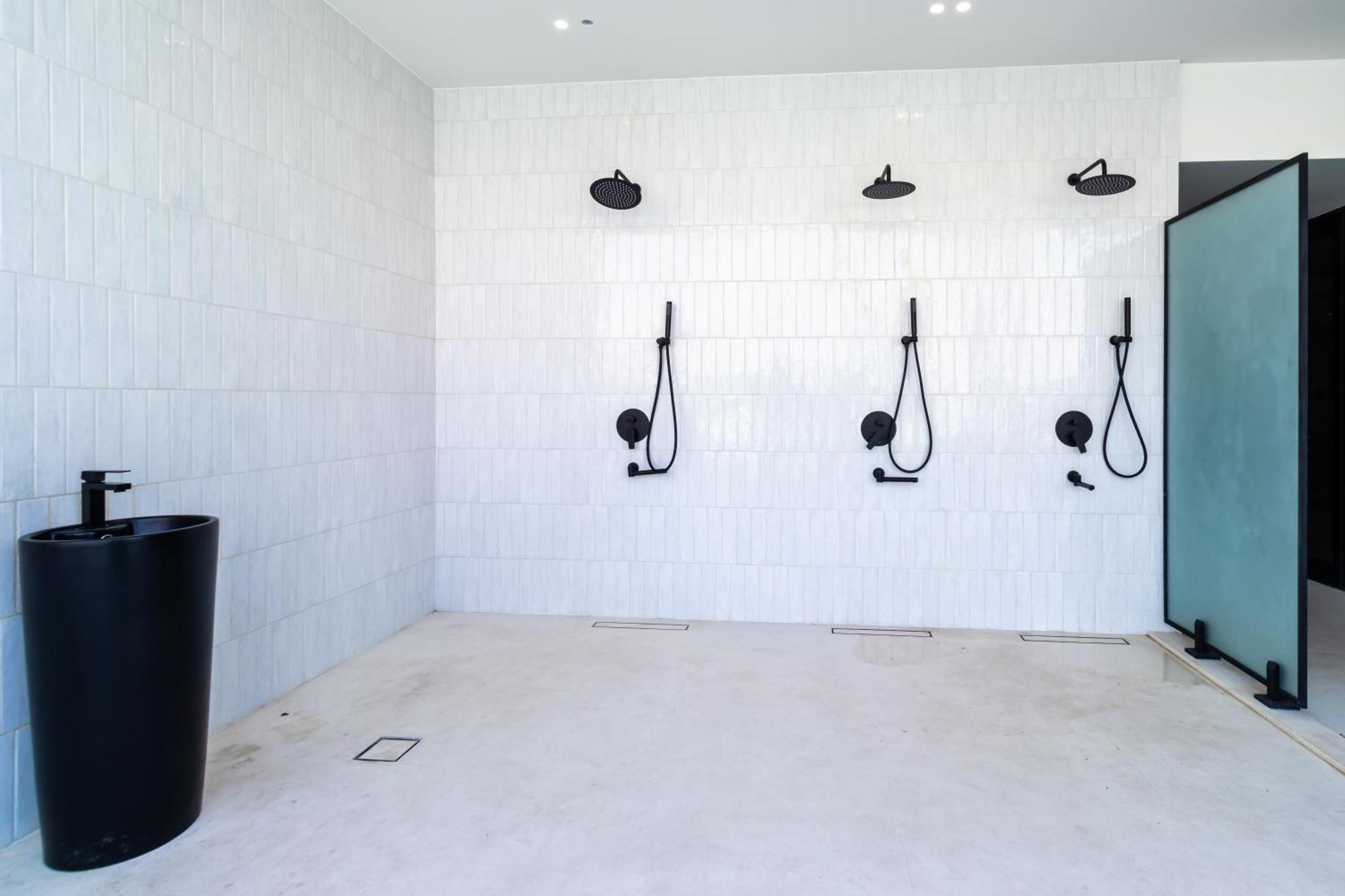 Smart Home, King Bed, Fully Equipped Kitchen, Free Parking, Highly Rated, 2 Minutes Walk From Starbucks, Big Balcony High Ceiling, Ground Floor, Pool, Gym, Around The Clock Guest Support Apartment *