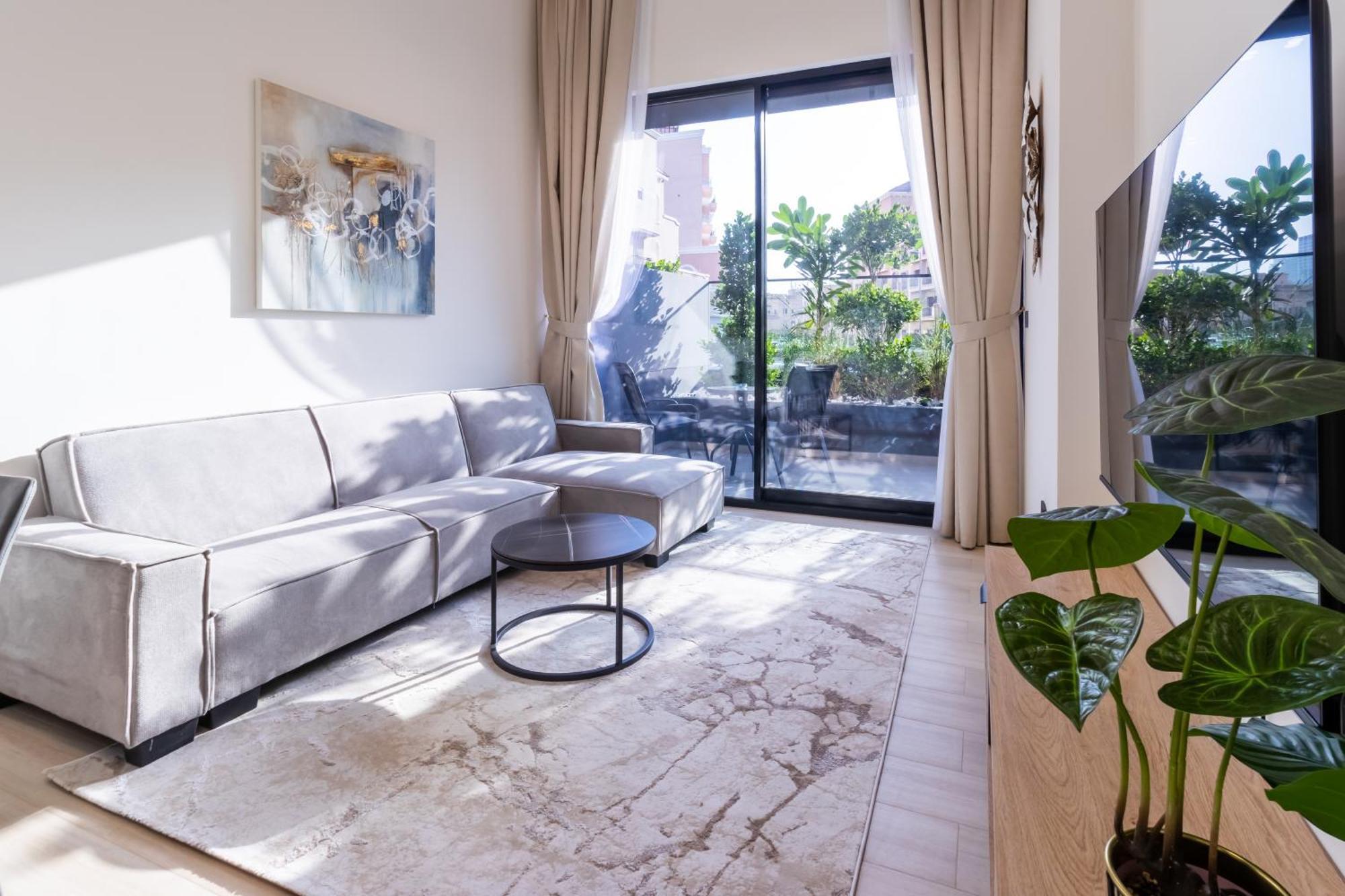 Apartamento Smart Home, King Bed, Fully Equipped Kitchen, Free Parking, Highly Rated, 2 Minutes Walk From Starbucks, Big Balcony High Ceiling, Ground Floor, Pool, Gym, Around The Clock Guest Support Dubai