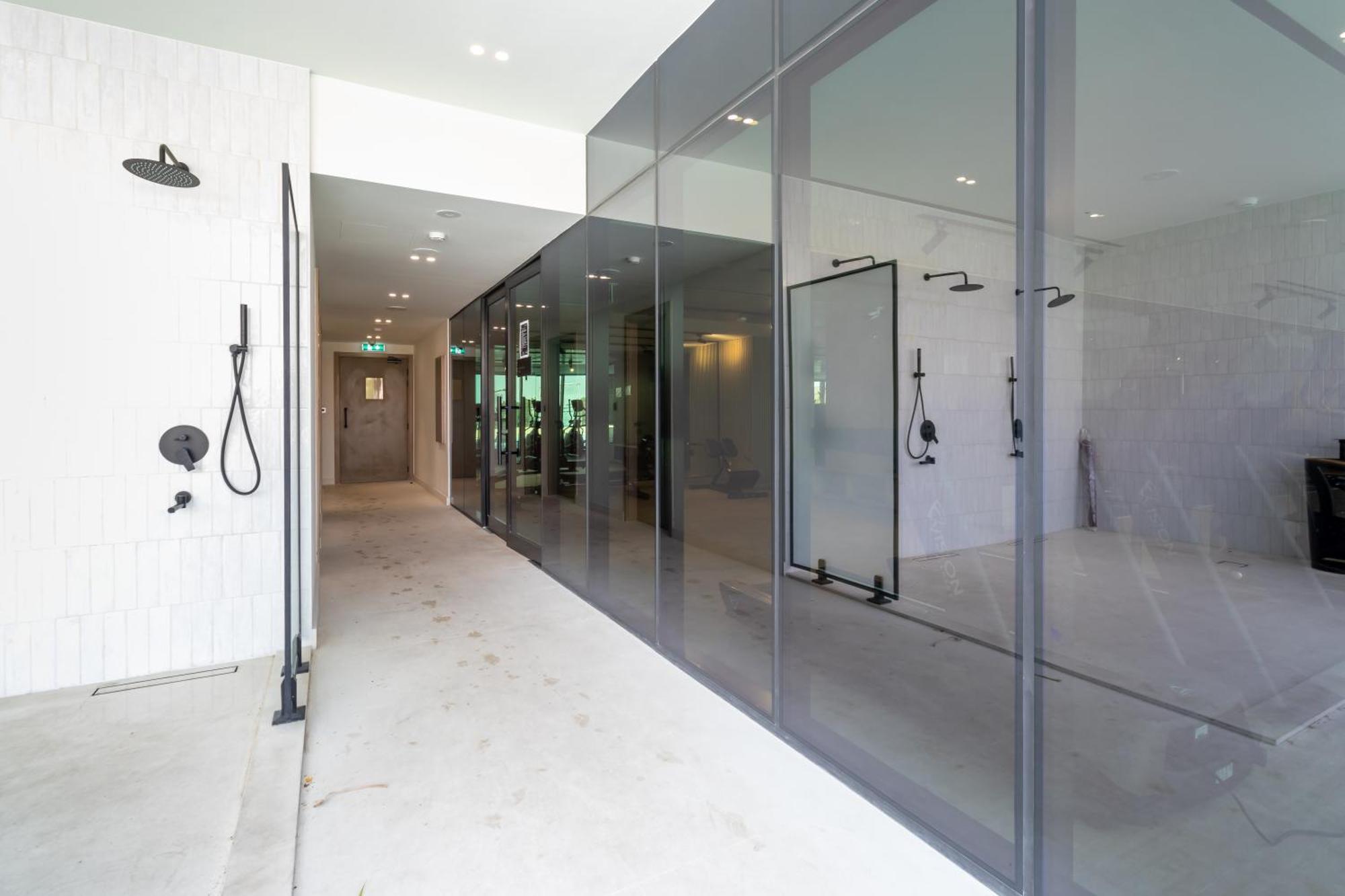 Smart Home, King Bed, Fully Equipped Kitchen, Free Parking, Highly Rated, 2 Minutes Walk From Starbucks, Big Balcony High Ceiling, Ground Floor, Pool, Gym, Around The Clock Guest Support Apartment