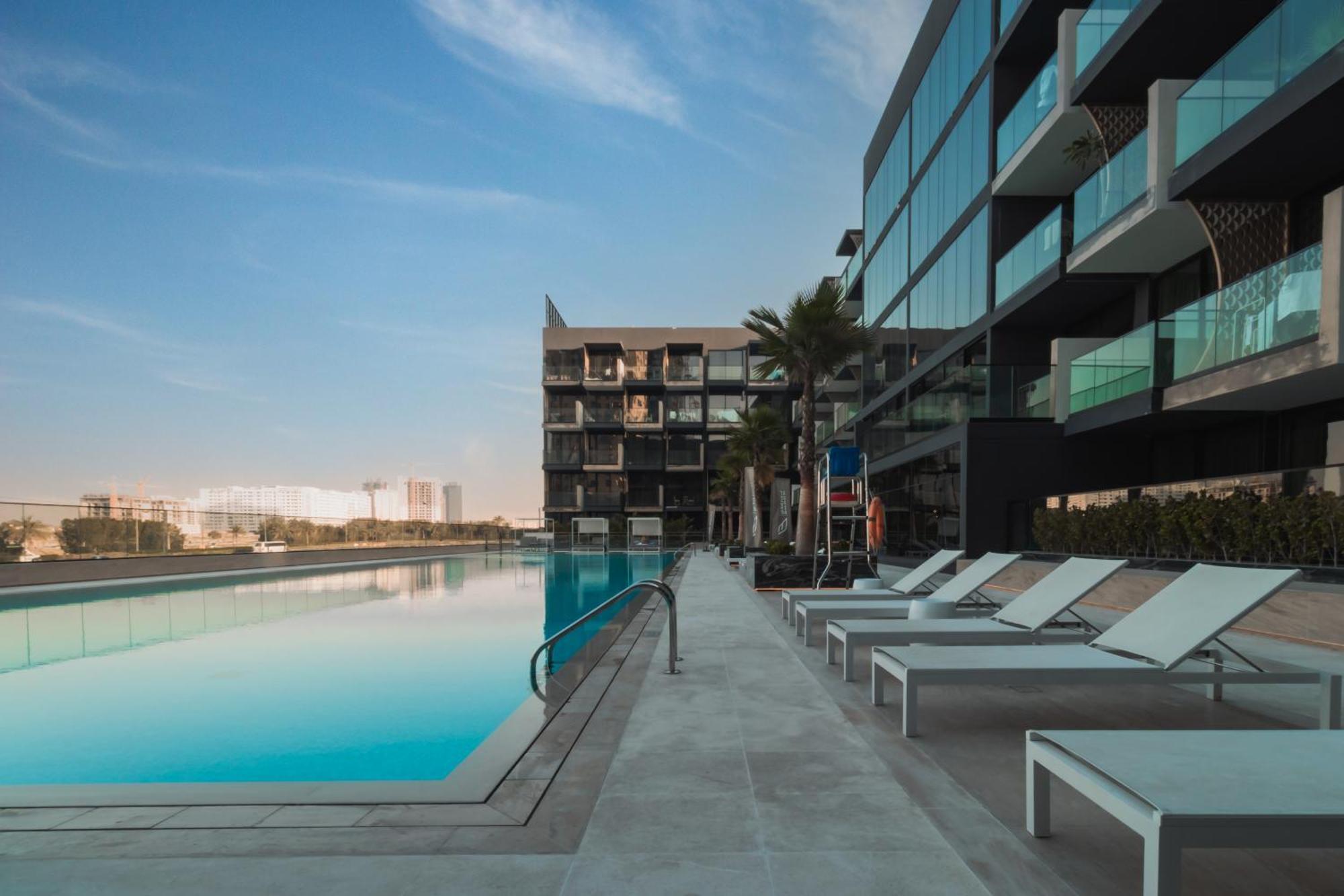 Apartment Smart Home, King Bed, Fully Equipped Kitchen, Free Parking, Highly Rated, 2 Minutes Walk From Starbucks, Big Balcony High Ceiling, Ground Floor, Pool, Gym, Around The Clock Guest Support *