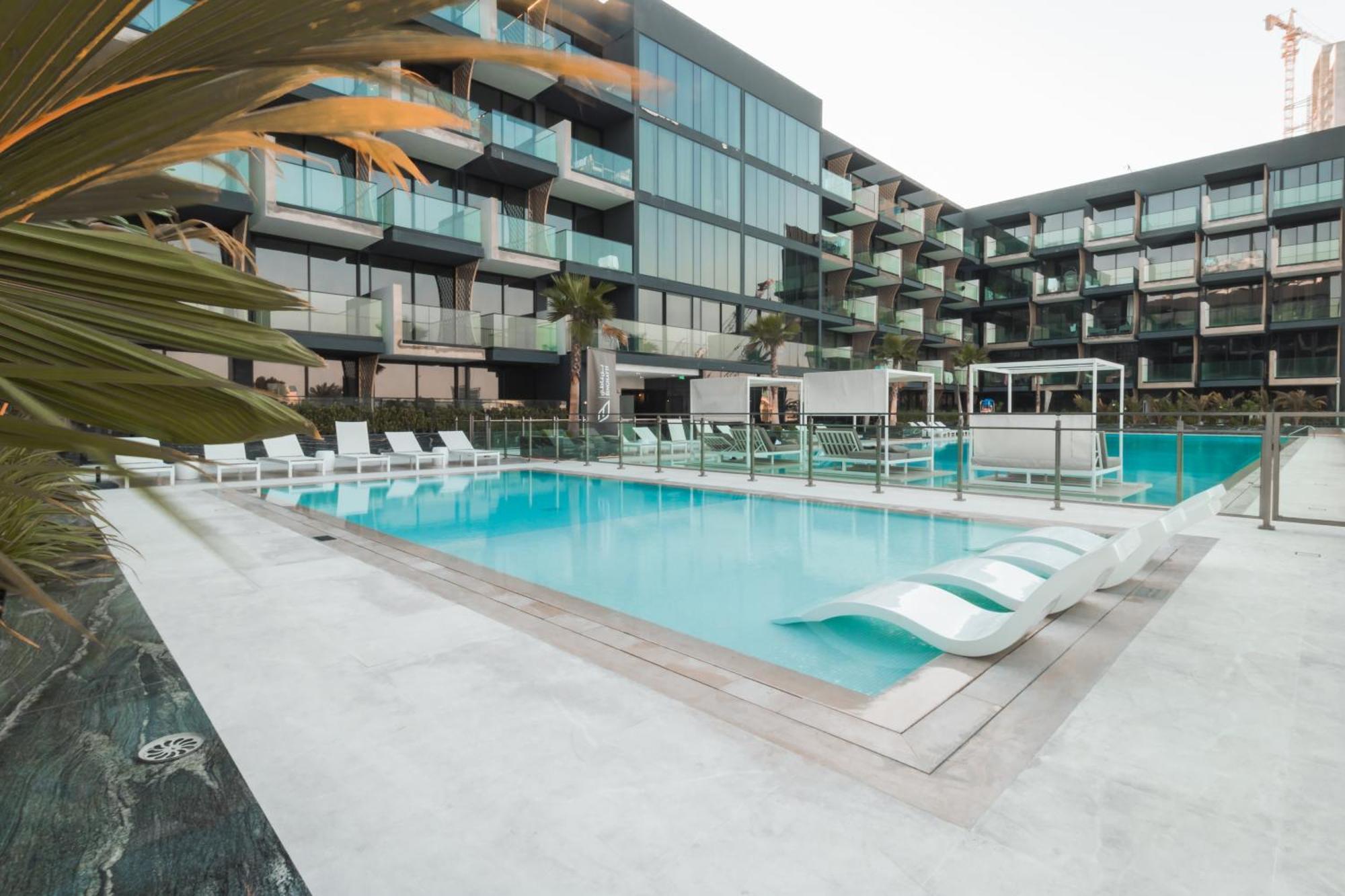 Apartment Smart Home, King Bed, Fully Equipped Kitchen, Free Parking, Highly Rated, 2 Minutes Walk From Starbucks, Big Balcony High Ceiling, Ground Floor, Pool, Gym, Around The Clock Guest Support