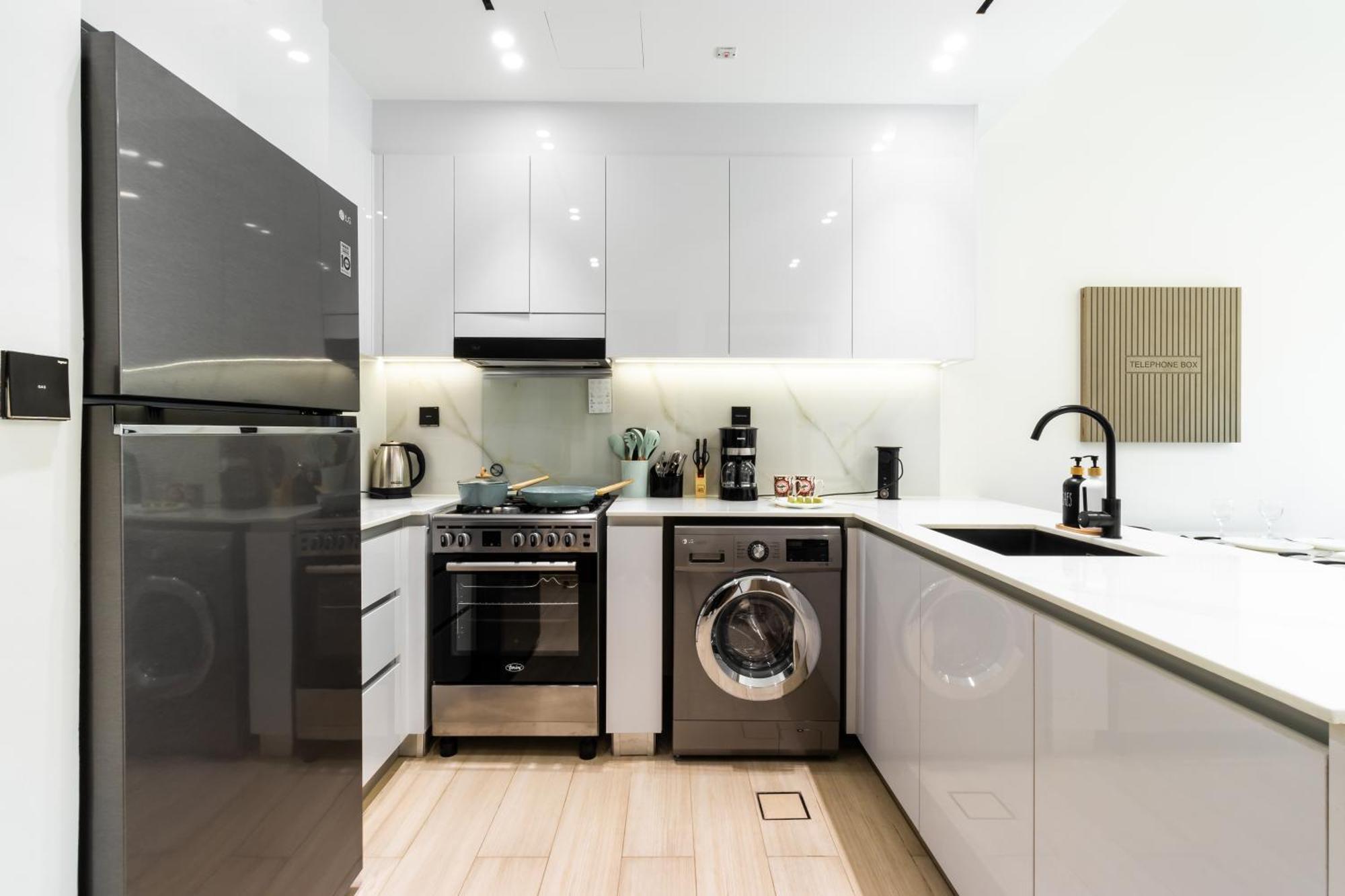 Apartment Smart Home, King Bed, Fully Equipped Kitchen, Free Parking, Highly Rated, 2 Minutes Walk From Starbucks, Big Balcony High Ceiling, Ground Floor, Pool, Gym, Around The Clock Guest Support Dubai