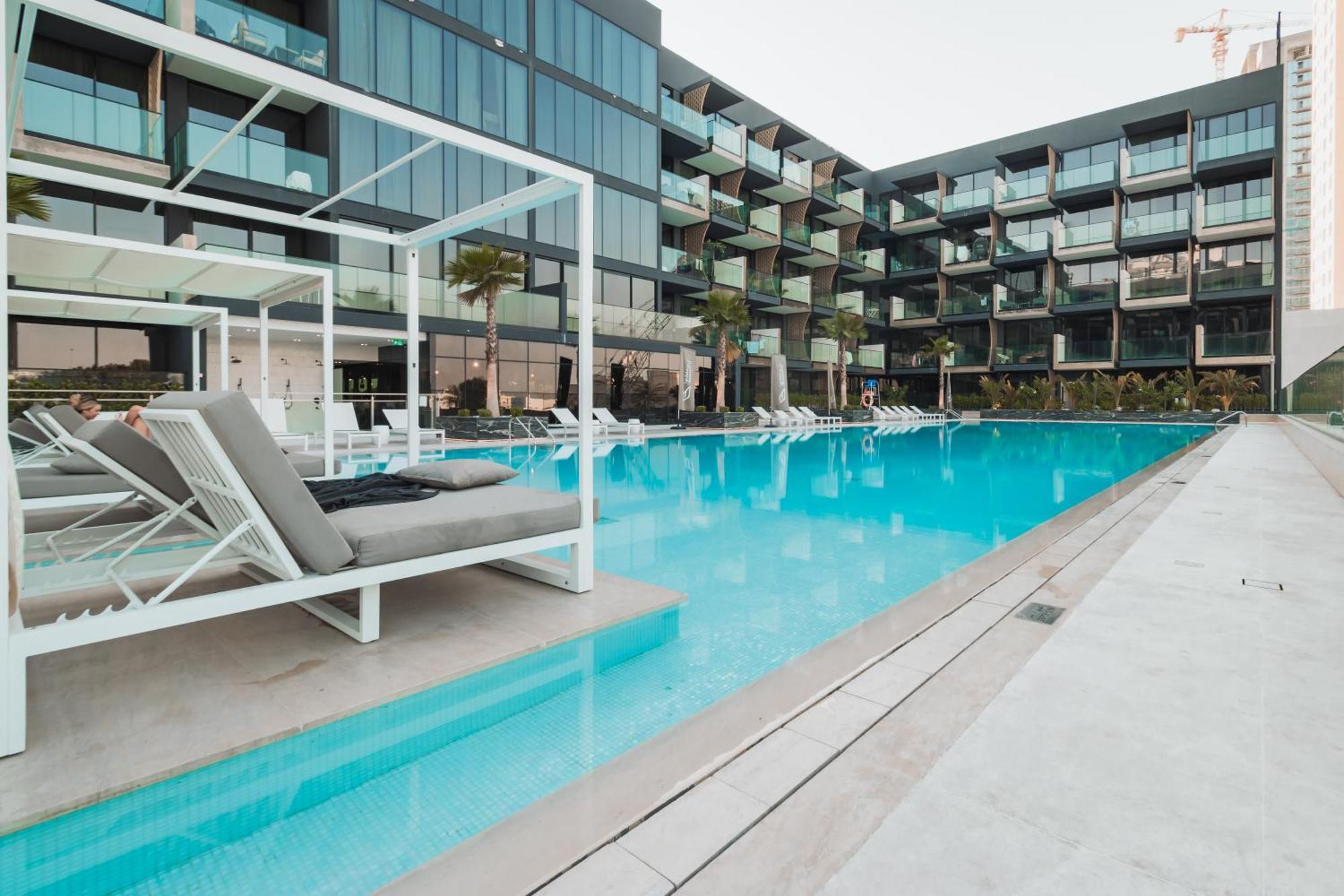 Smart Home, King Bed, Fully Equipped Kitchen, Free Parking, Highly Rated, 2 Minutes Walk From Starbucks, Big Balcony High Ceiling, Ground Floor, Pool, Gym, Around The Clock Guest Support * Dubai