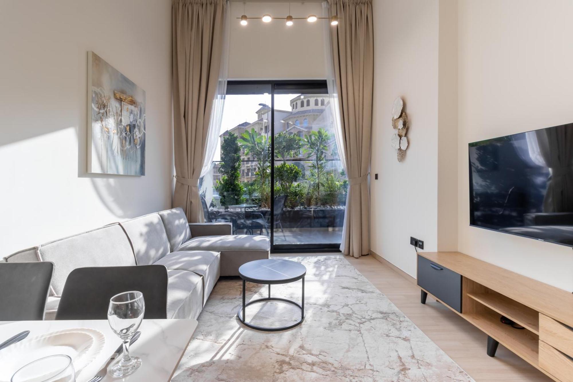 Smart Home, King Bed, Fully Equipped Kitchen, Free Parking, Highly Rated, 2 Minutes Walk From Starbucks, Big Balcony High Ceiling, Ground Floor, Pool, Gym, Around The Clock Guest Support Apartment