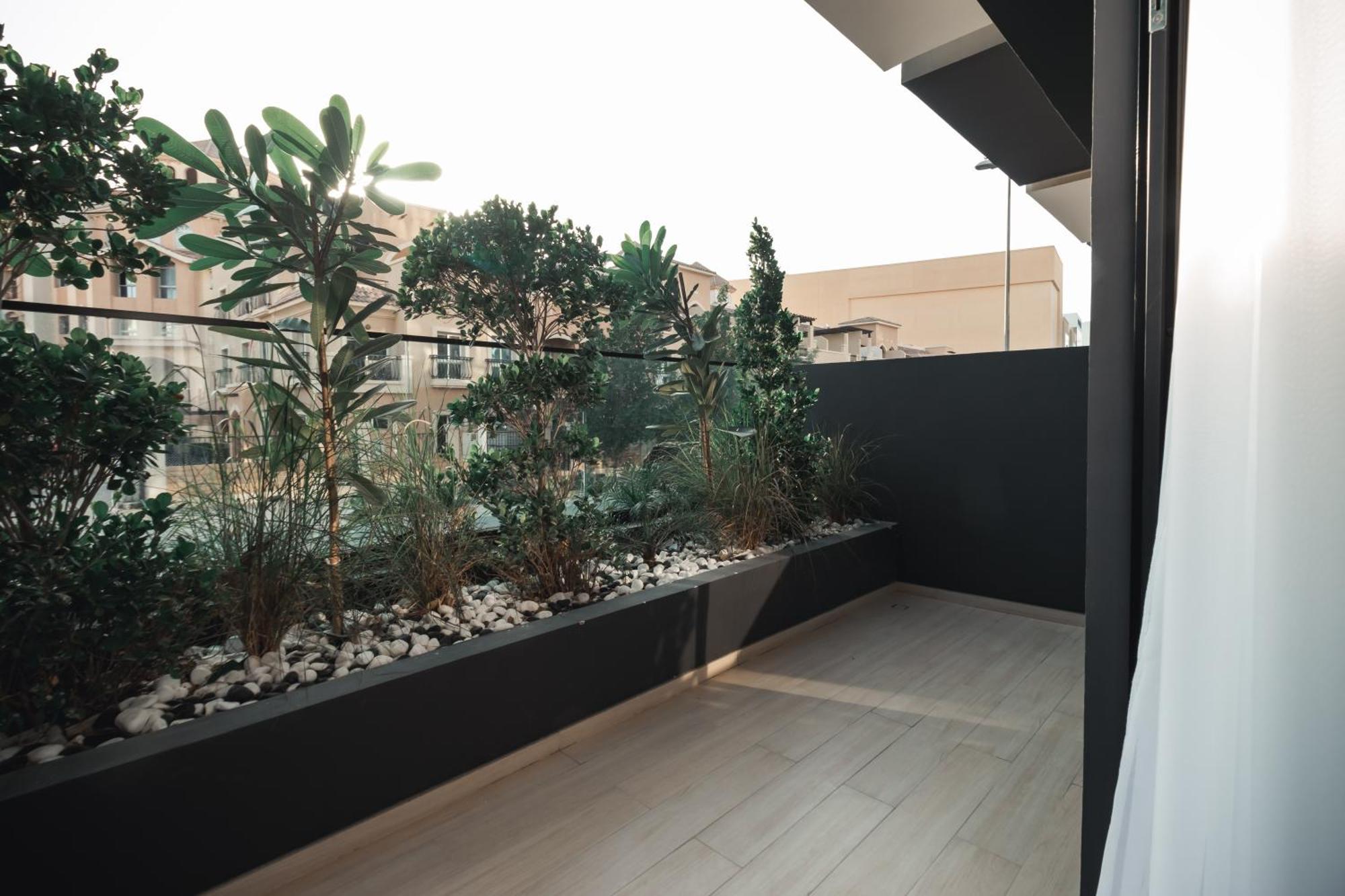 Smart Home, King Bed, Fully Equipped Kitchen, Free Parking, Highly Rated, 2 Minutes Walk From Starbucks, Big Balcony High Ceiling, Ground Floor, Pool, Gym, Around The Clock Guest Support Dubai