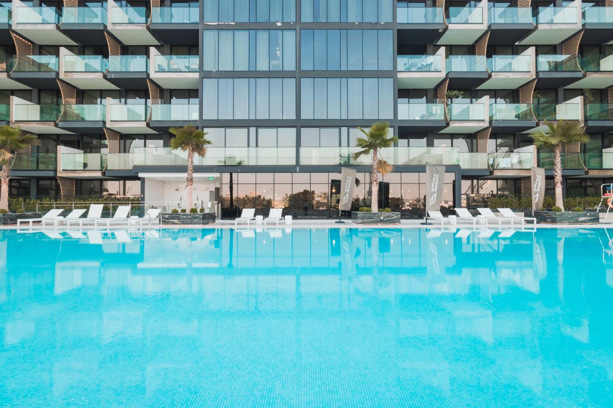 Apartment Smart Home, King Bed, Fully Equipped Kitchen, Free Parking, Highly Rated, 2 Minutes Walk From Starbucks, Big Balcony High Ceiling, Ground Floor, Pool, Gym, Around The Clock Guest Support