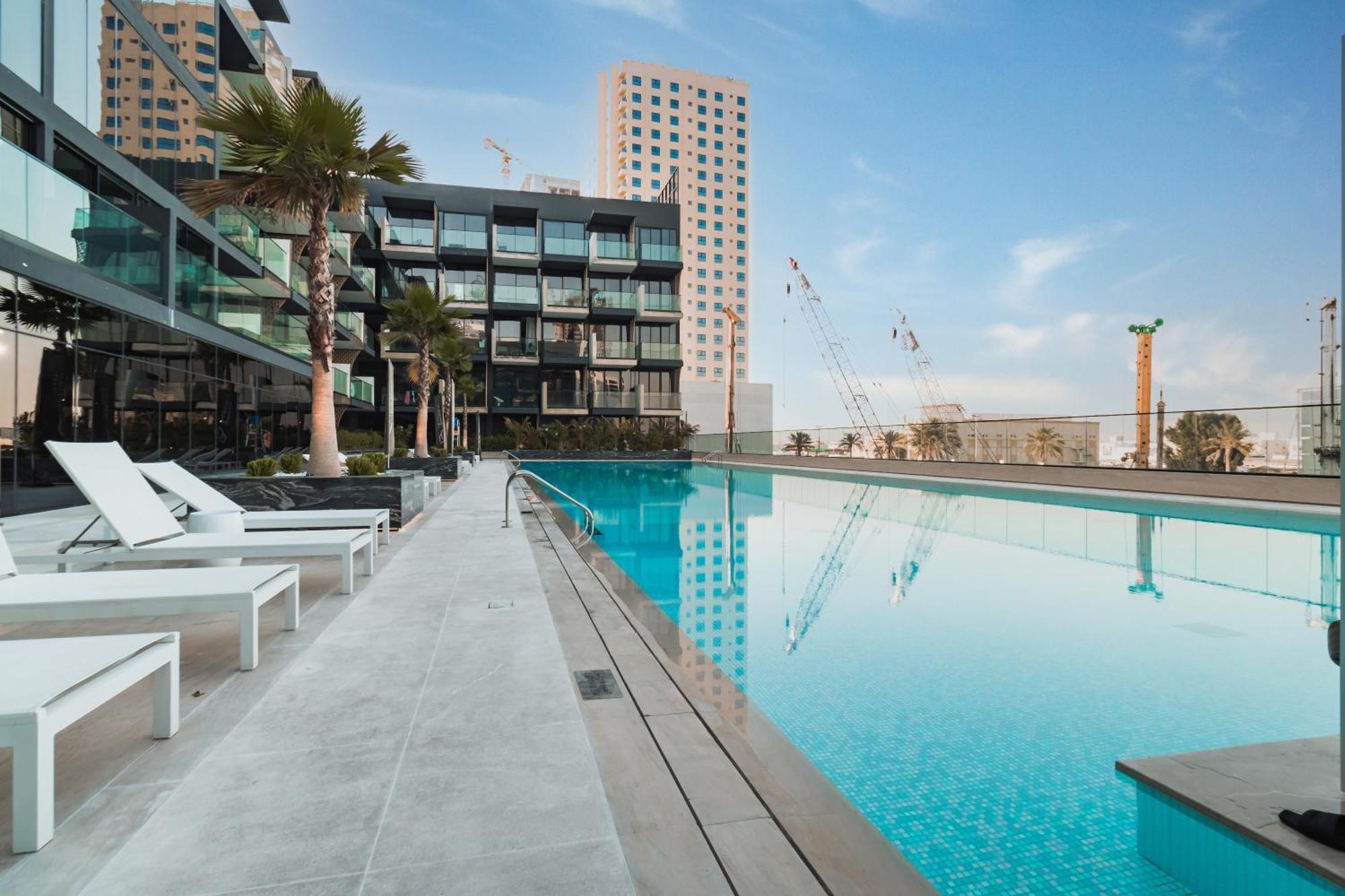 Smart Home, King Bed, Fully Equipped Kitchen, Free Parking, Highly Rated, 2 Minutes Walk From Starbucks, Big Balcony High Ceiling, Ground Floor, Pool, Gym, Around The Clock Guest Support Apartment *