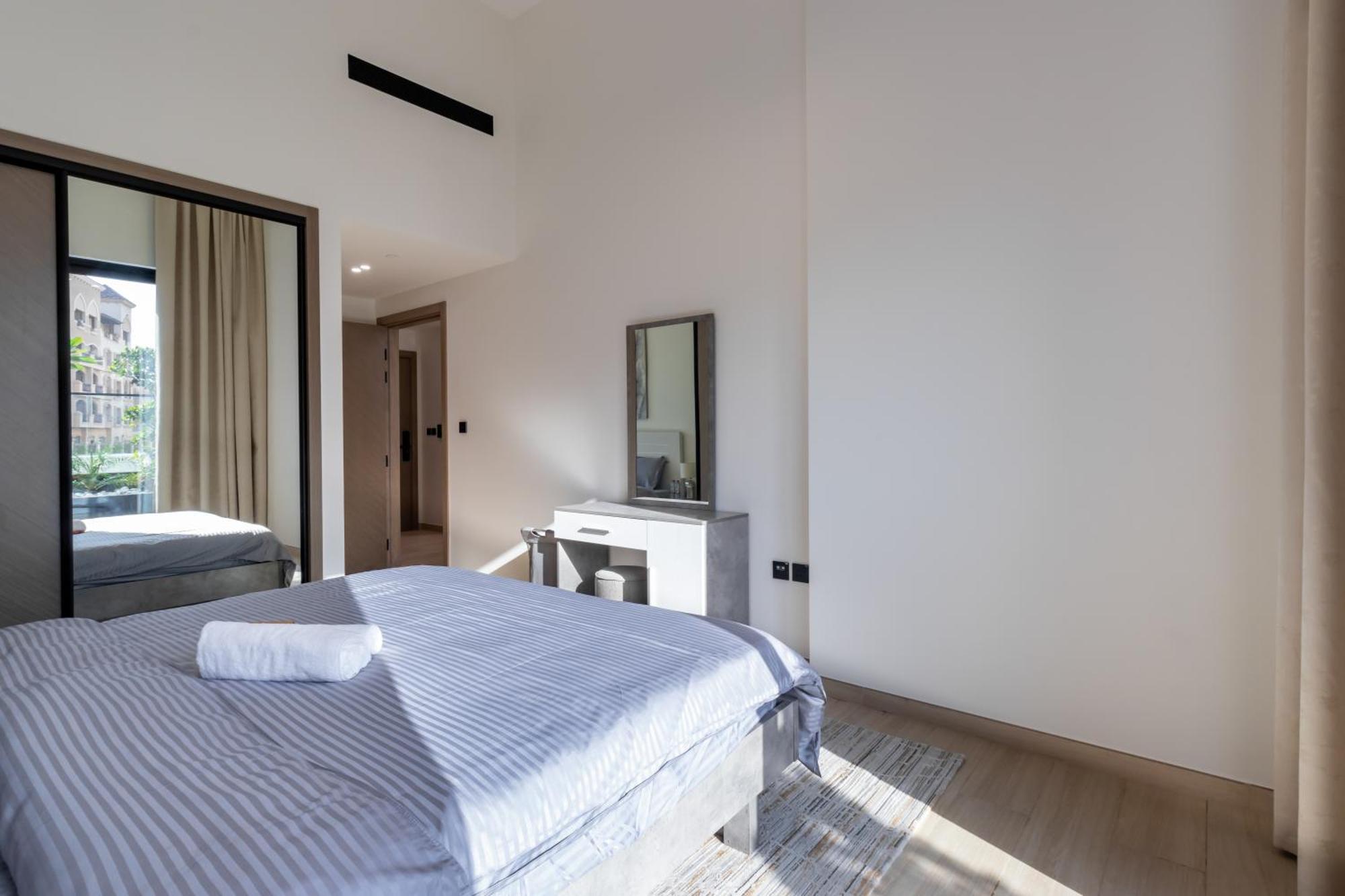 Apartment Smart Home, King Bed, Fully Equipped Kitchen, Free Parking, Highly Rated, 2 Minutes Walk From Starbucks, Big Balcony High Ceiling, Ground Floor, Pool, Gym, Around The Clock Guest Support Dubai