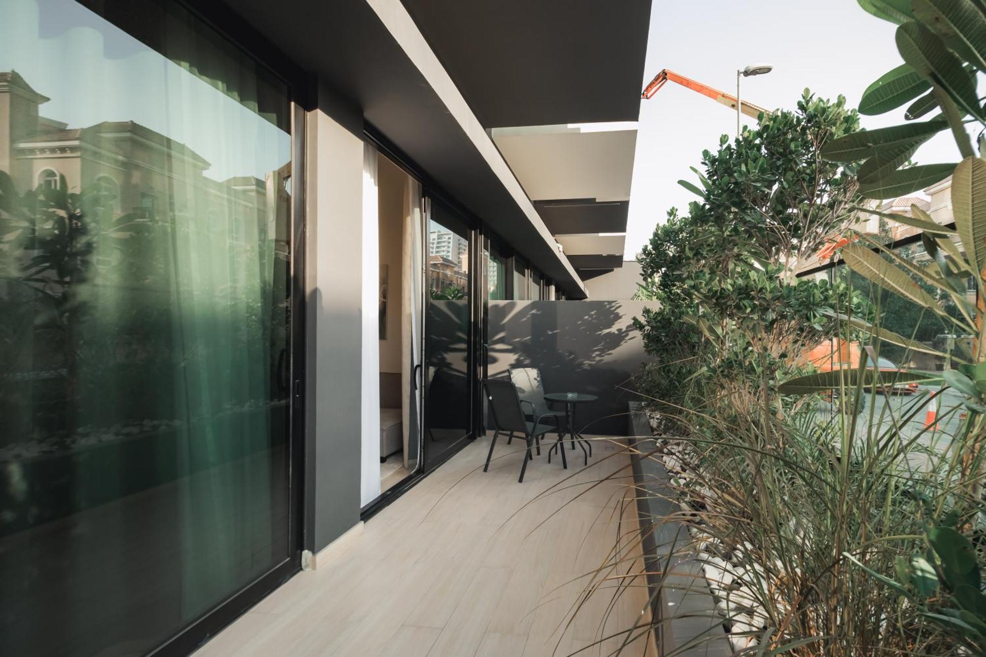 Smart Home, King Bed, Fully Equipped Kitchen, Free Parking, Highly Rated, 2 Minutes Walk From Starbucks, Big Balcony High Ceiling, Ground Floor, Pool, Gym, Around The Clock Guest Support Apartment