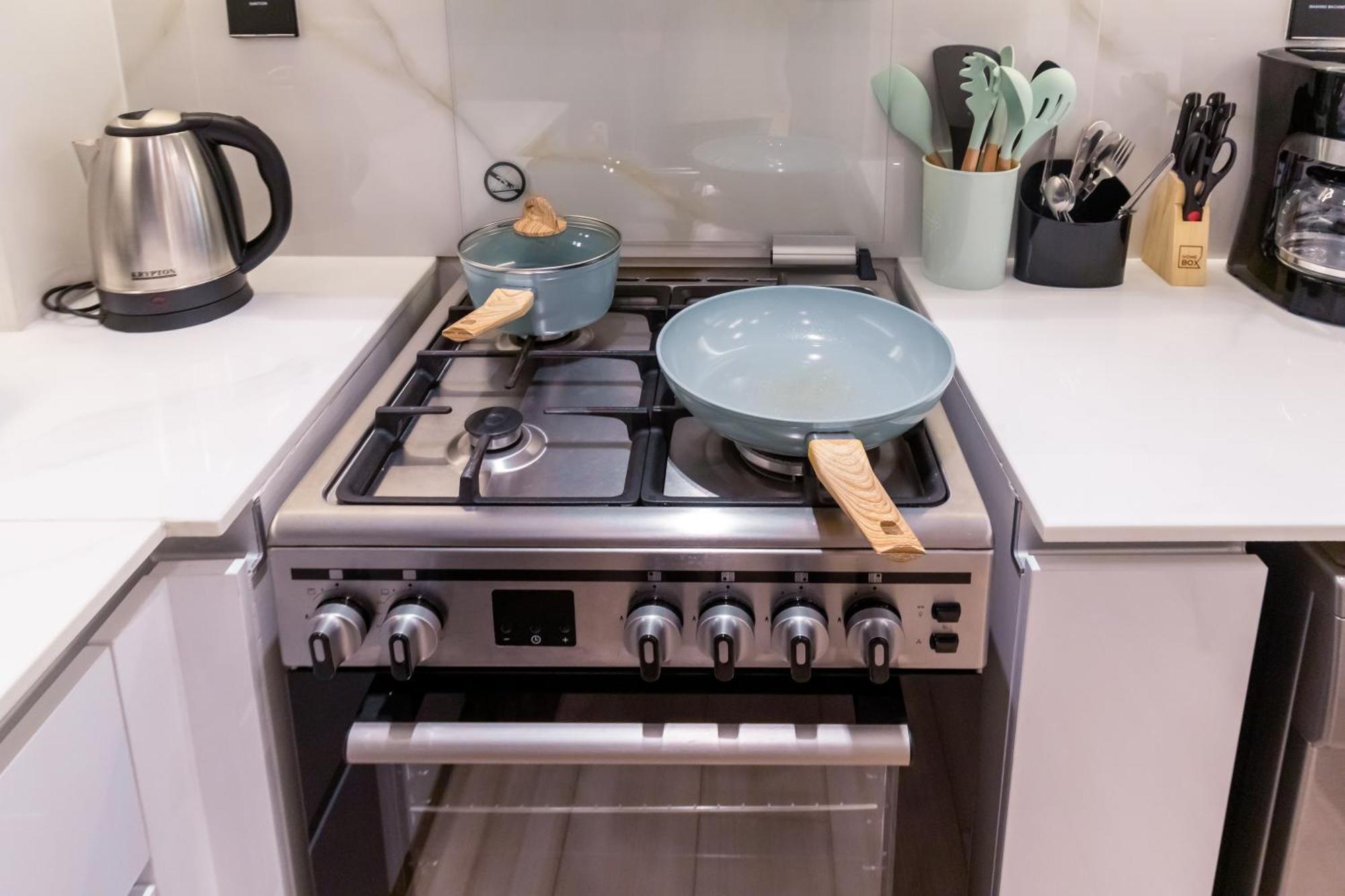 Smart Home, King Bed, Fully Equipped Kitchen, Free Parking, Highly Rated, 2 Minutes Walk From Starbucks, Big Balcony High Ceiling, Ground Floor, Pool, Gym, Around The Clock Guest Support *