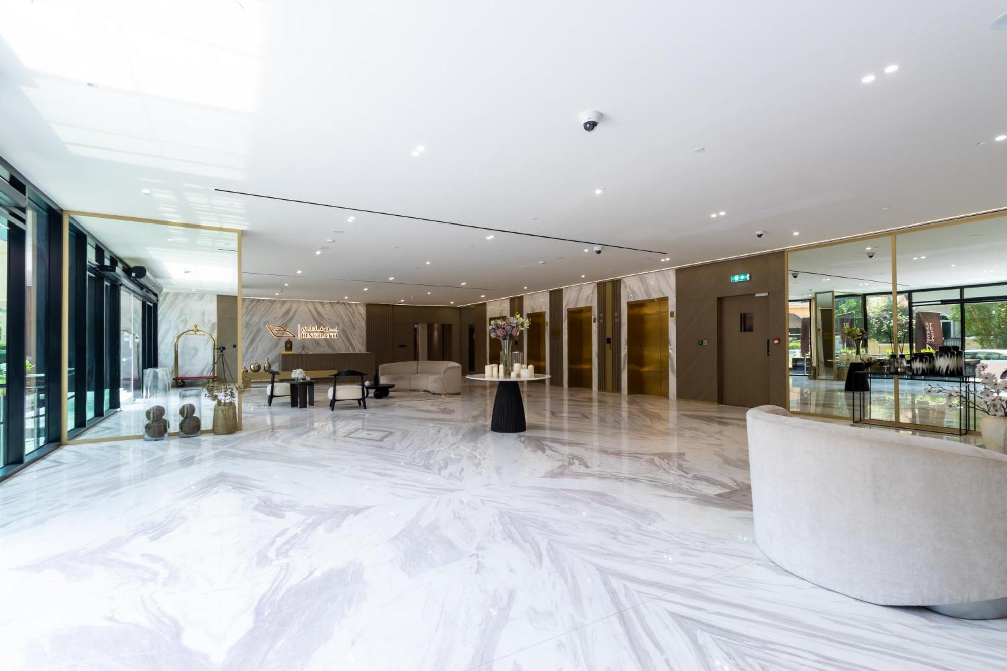 Smart Home, King Bed, Fully Equipped Kitchen, Free Parking, Highly Rated, 2 Minutes Walk From Starbucks, Big Balcony High Ceiling, Ground Floor, Pool, Gym, Around The Clock Guest Support Dubai