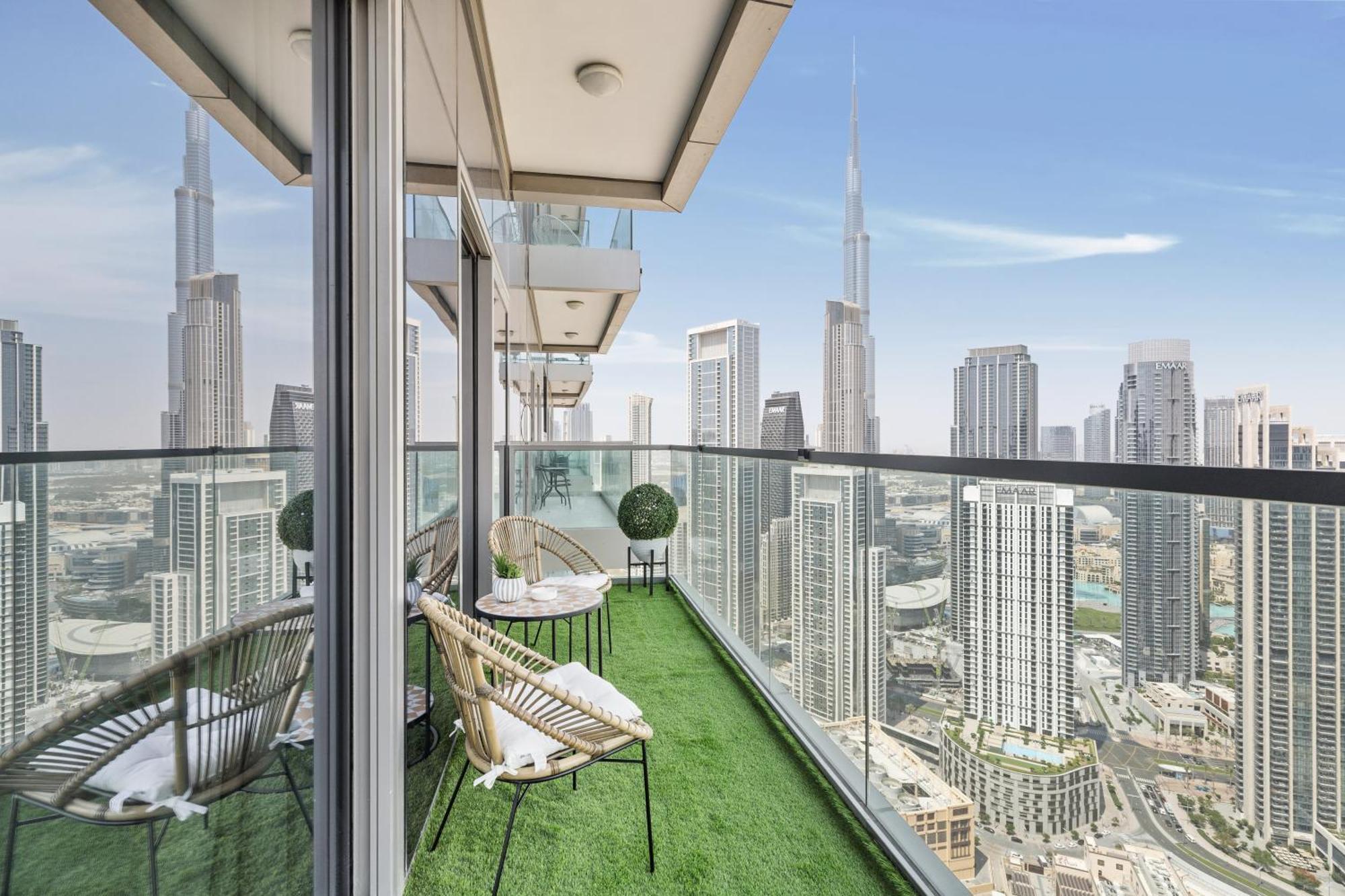 Luxury With Burj Khalifa Views & Infinity Pool Dubai