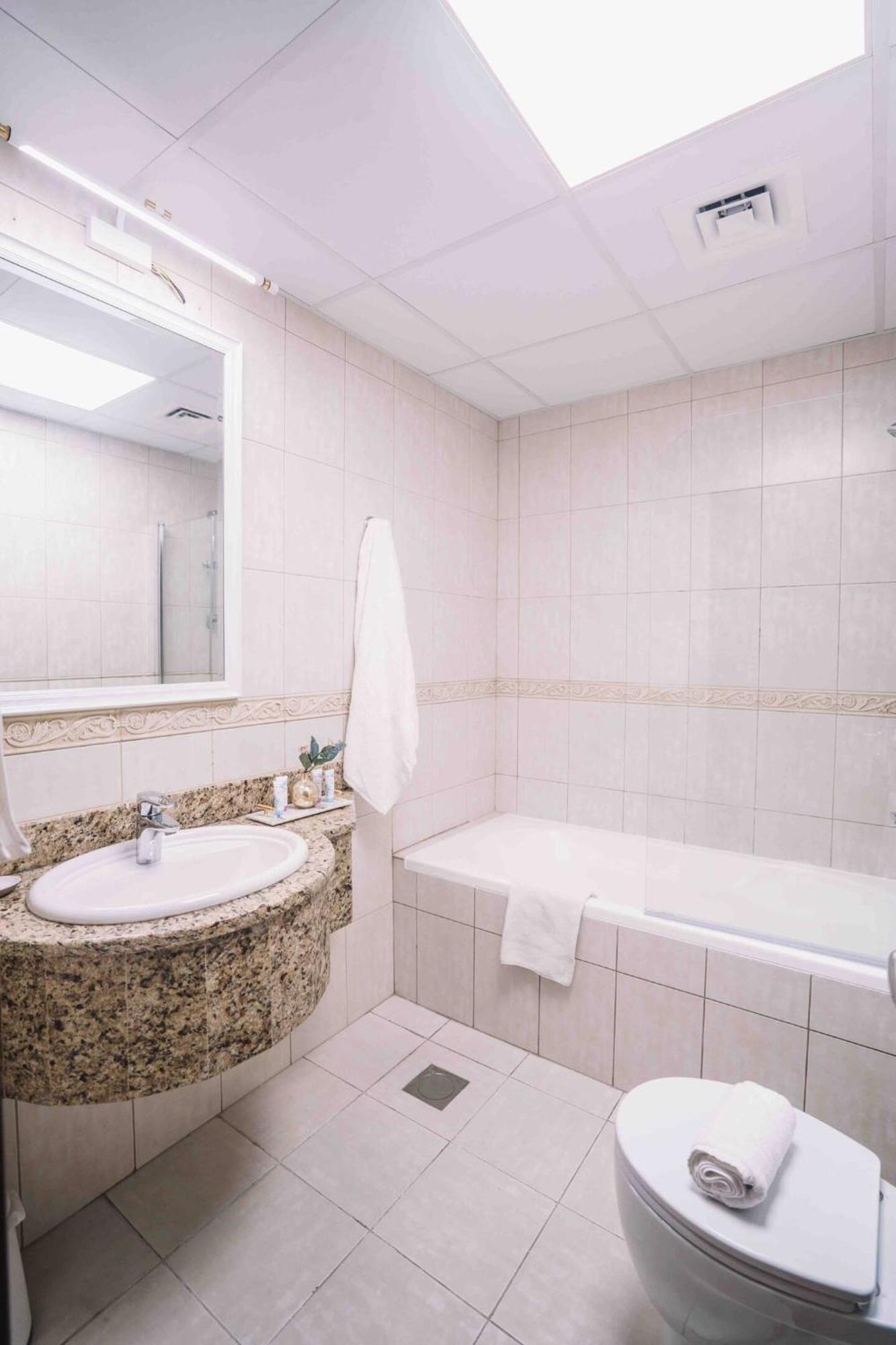 Appartamento Sea & Palm View Elegant 1 Bedroom Dubai