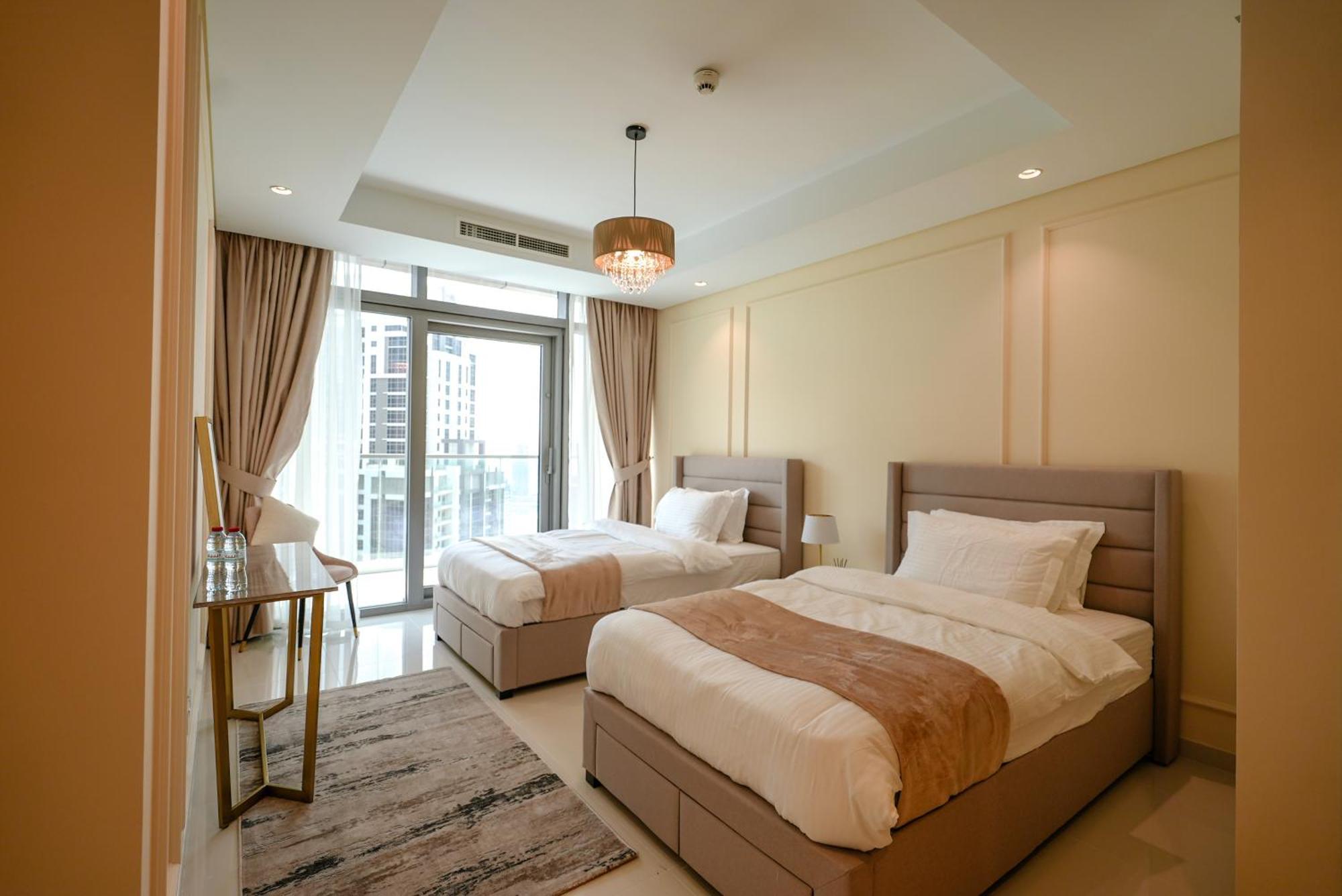 Infinity Pool & Burj Khalifa View L Luxe Paramount Apartment