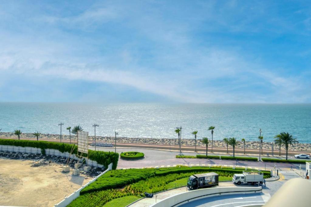 Luxurious Palm Jumeirah With Sea Views Dubái
