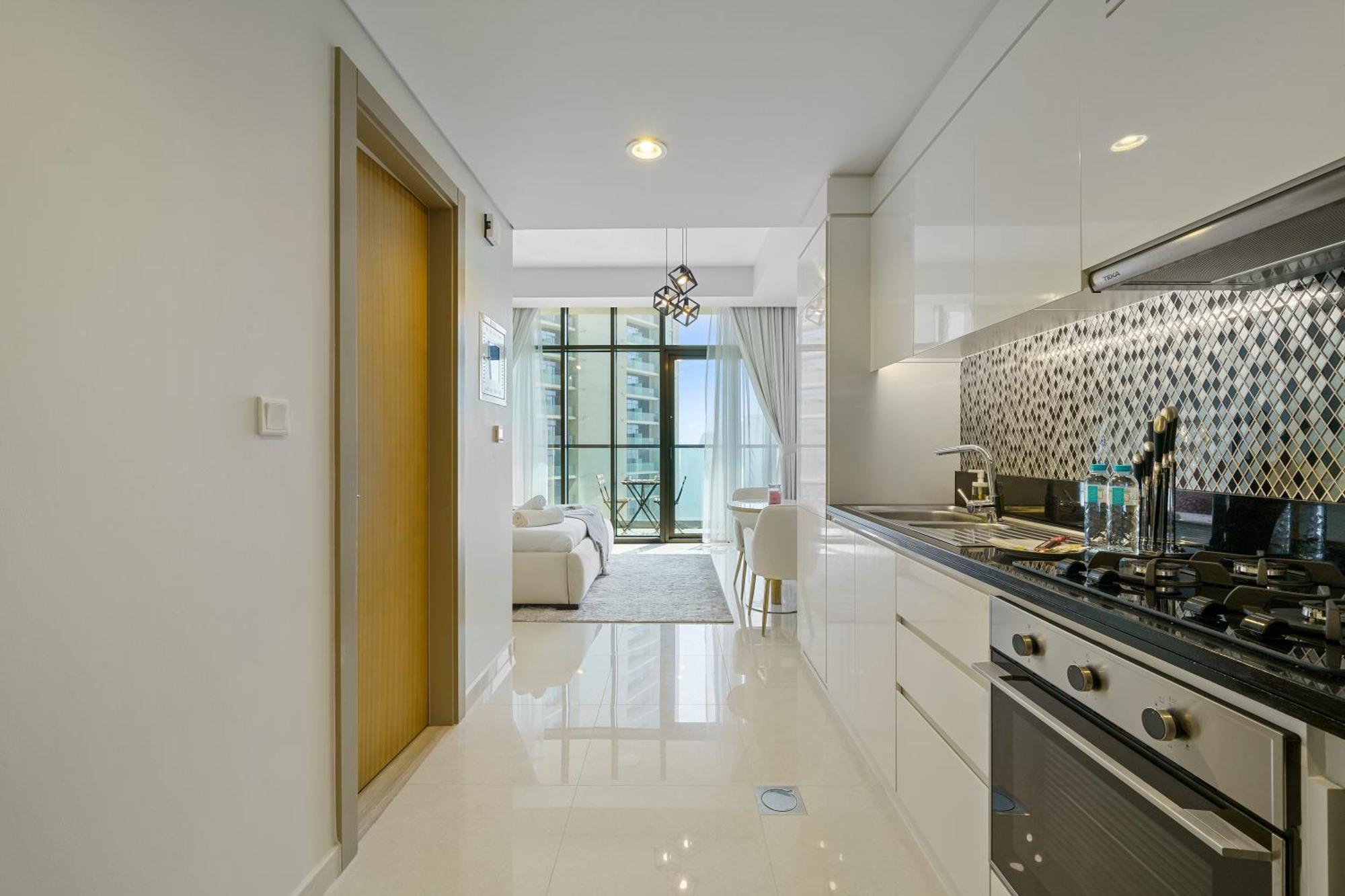 Stylish With Great Views High Floor * Dubai