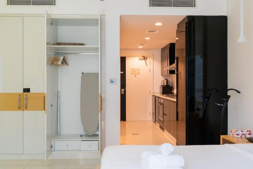Stylish With Storage In L Fits 2 Appartement Dubaï