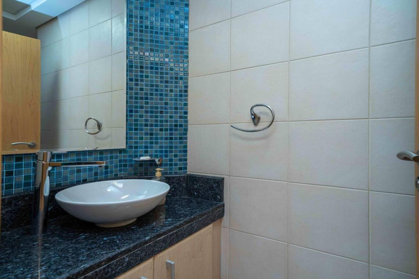 Spacious 3 Bedroom Palm Apartamento