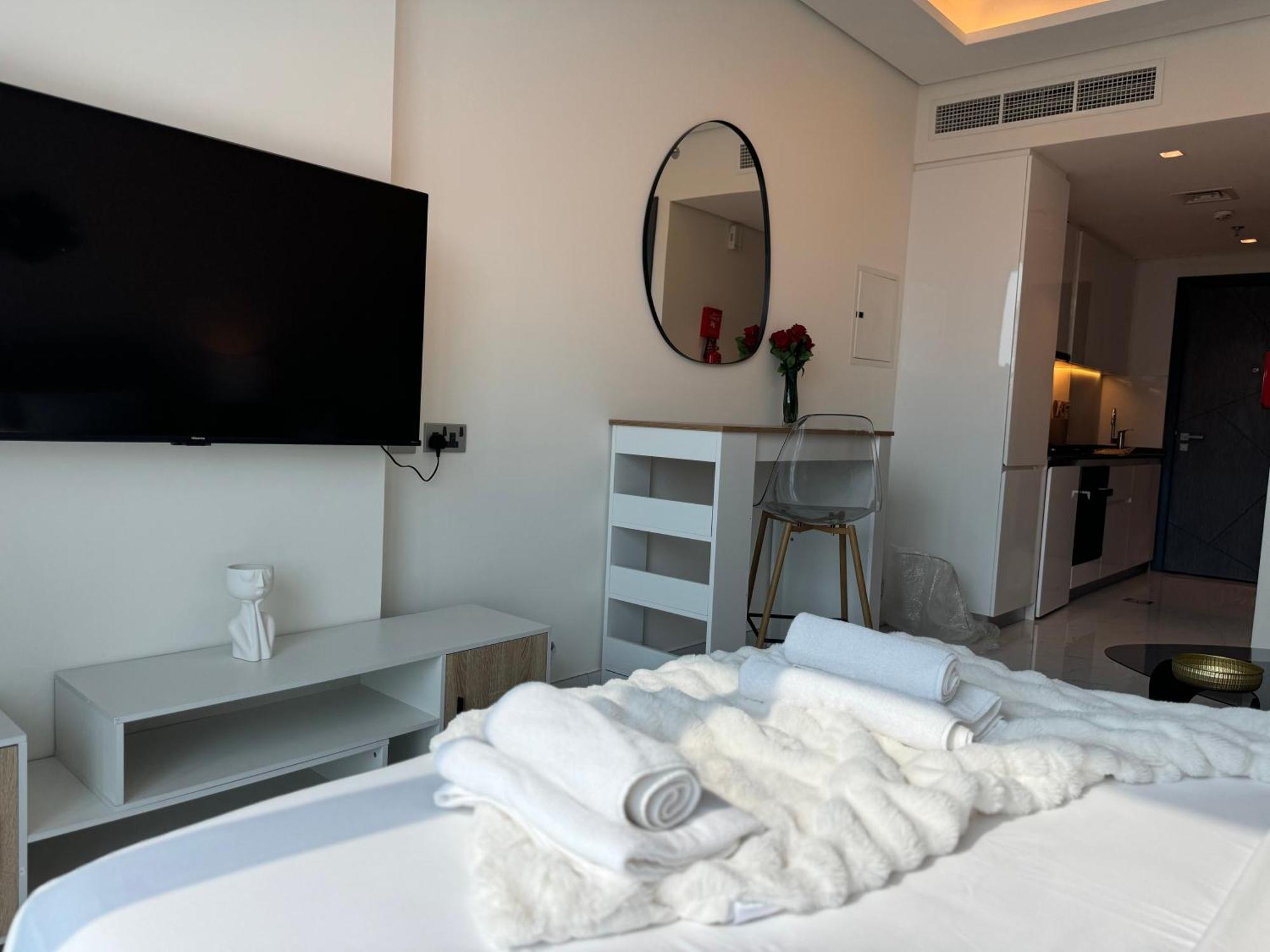 Ashri Hh Studio In Samana Hills With Pool View Apartemen Dubai