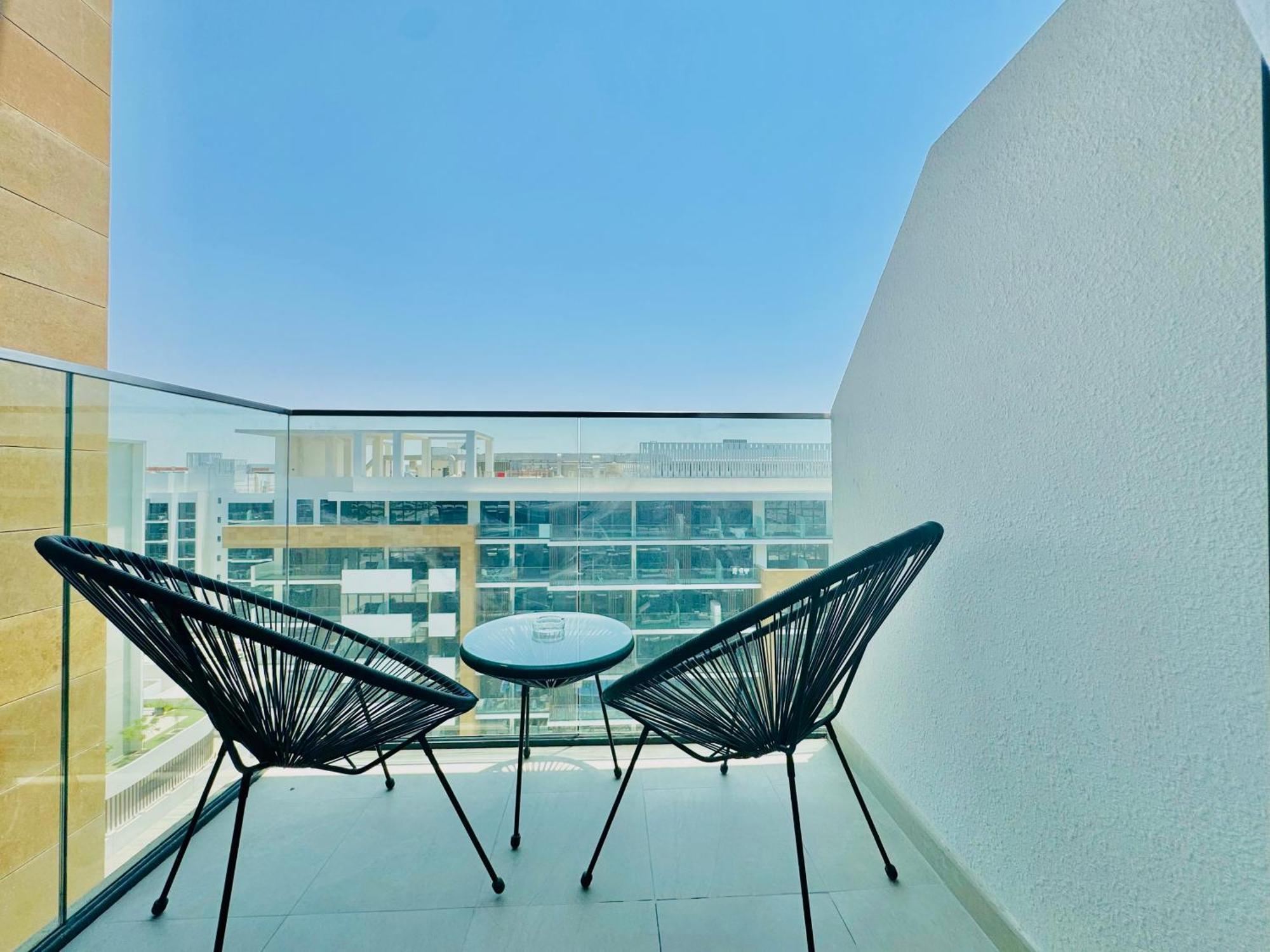 Venduras - Modern Chic In Azizi Riviera Appartamento