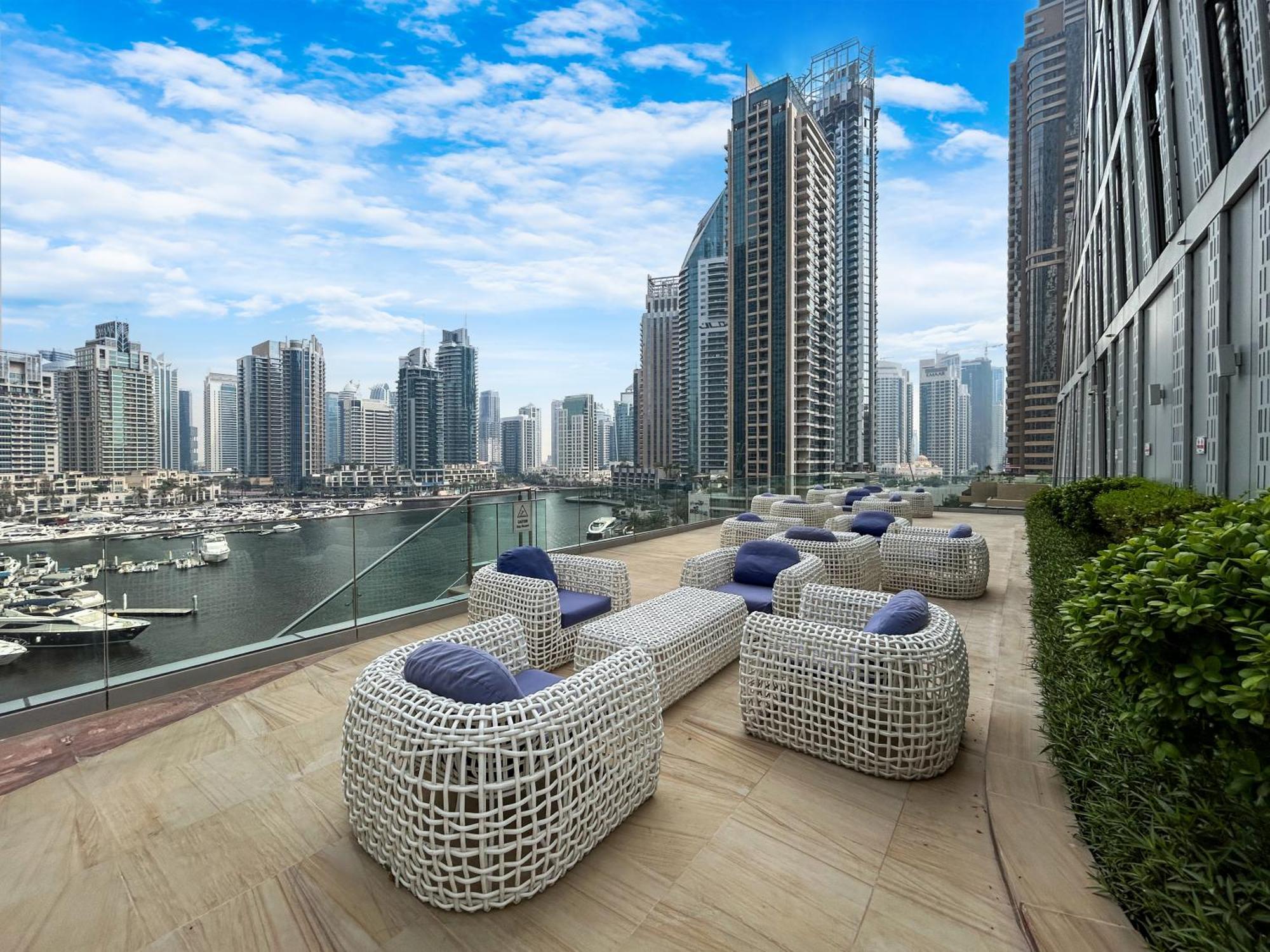 Bright & Elegant On The 44th At Cayan Tower Dubái