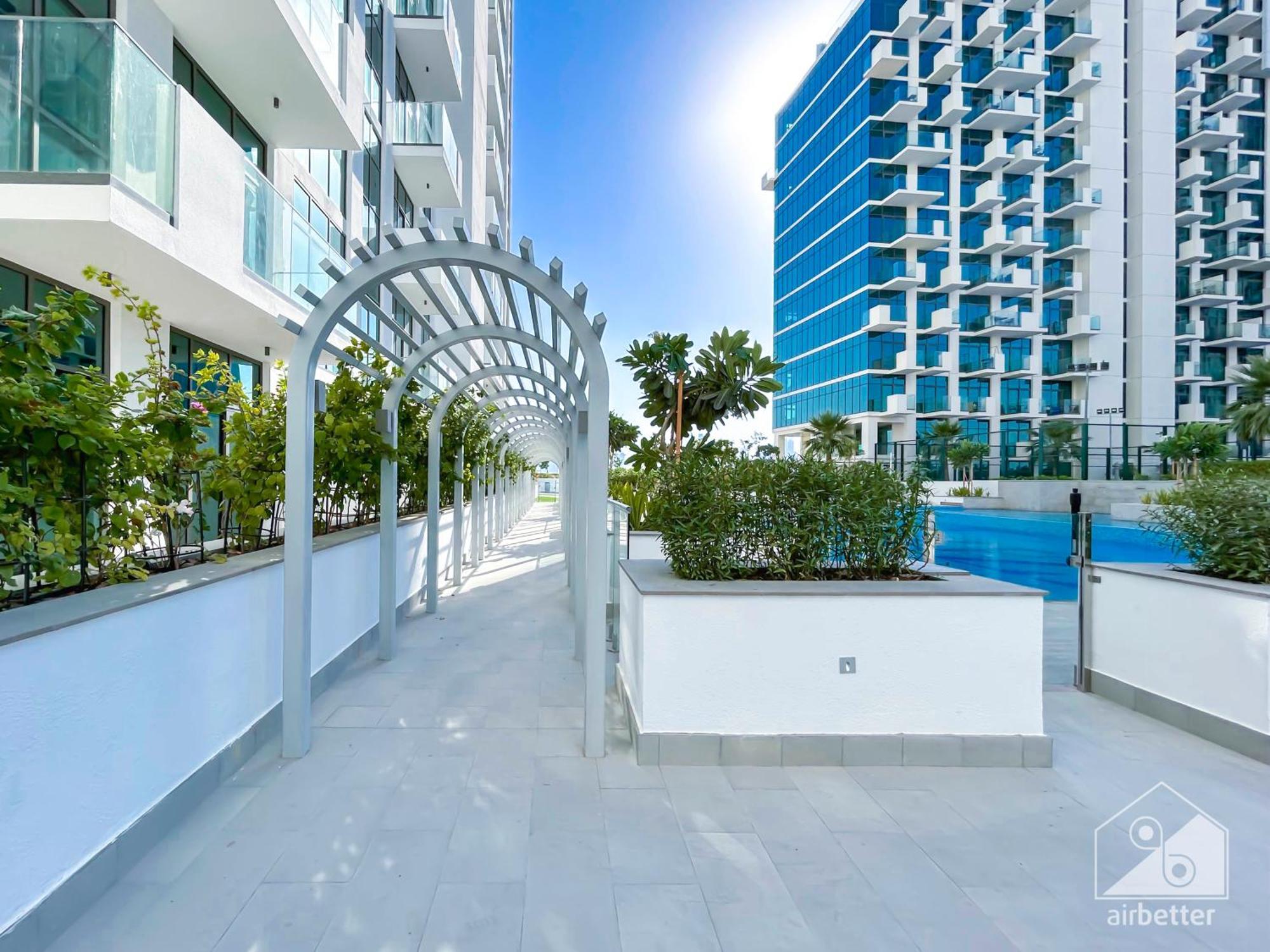 Luxurious 1-br With Balcony In Azizi Fawad