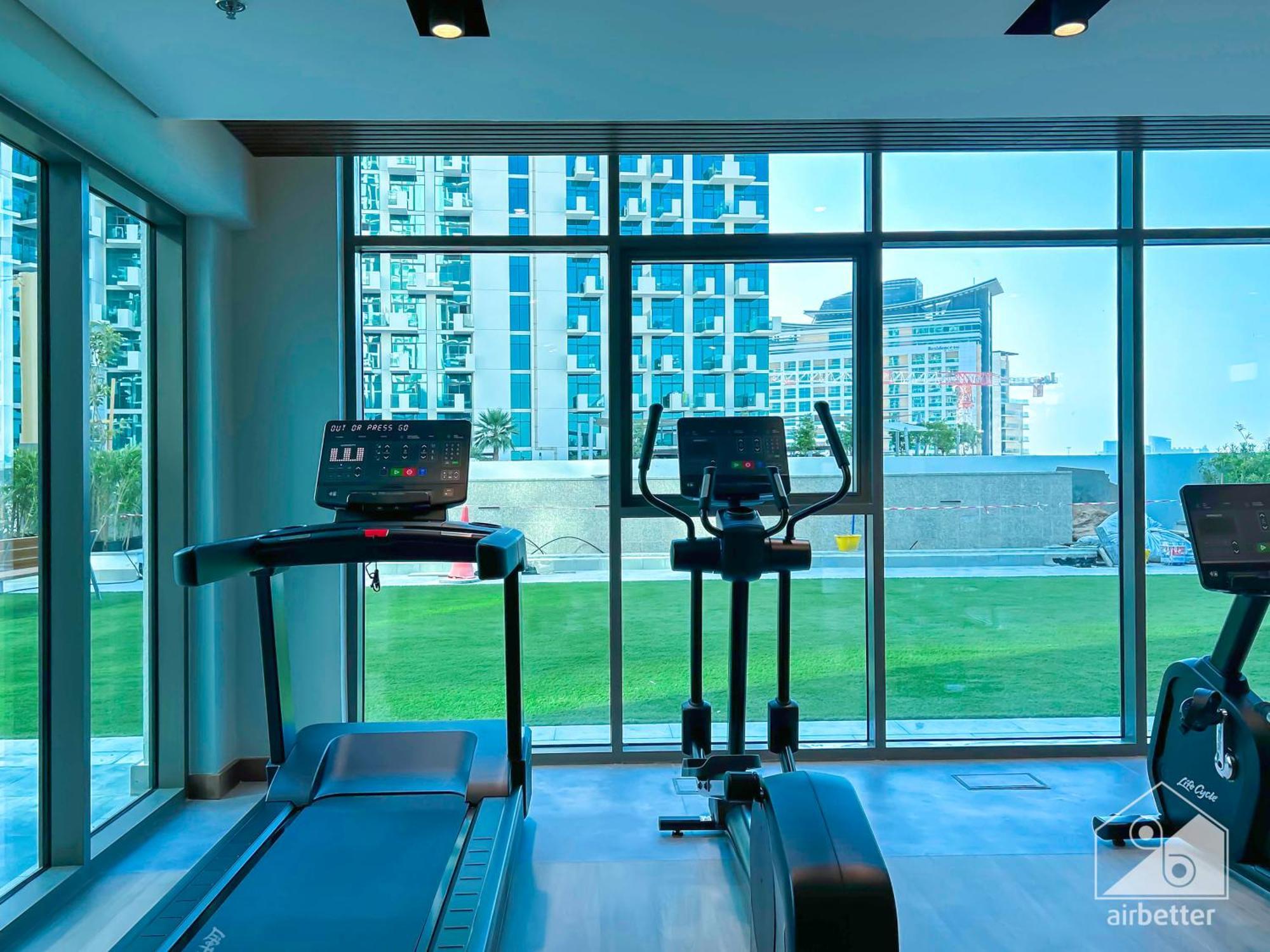 Apartamento Luxurious 1-br With Balcony In Azizi Fawad *