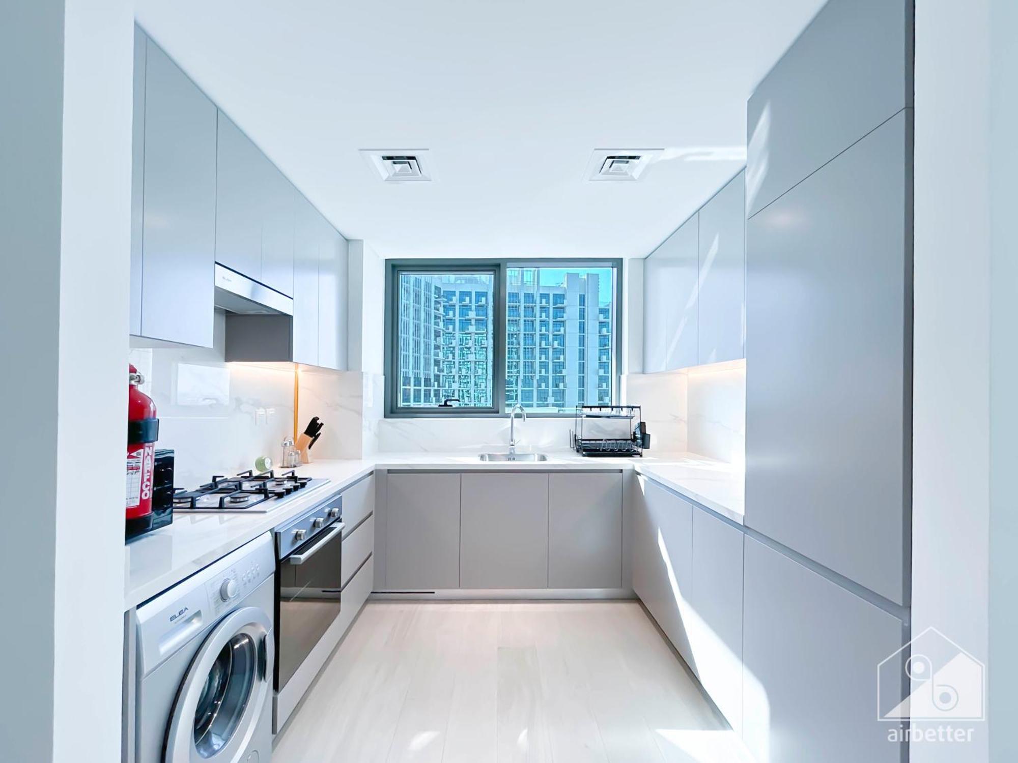 Luxurious 1-br With Balcony In Azizi Fawad Apartamento