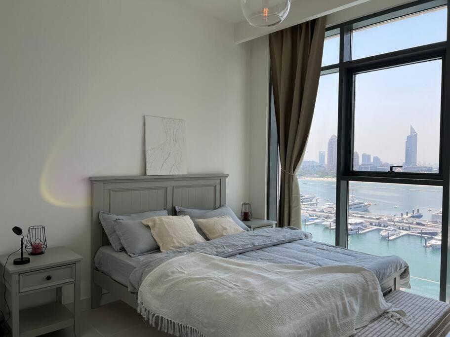 Spacious Beachfront Apartamento *