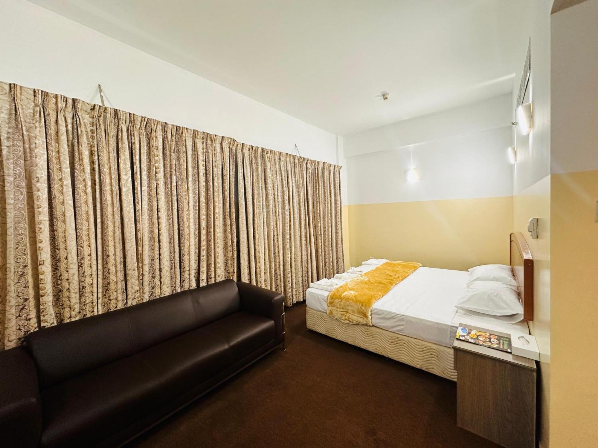 Queens Hotel 2*