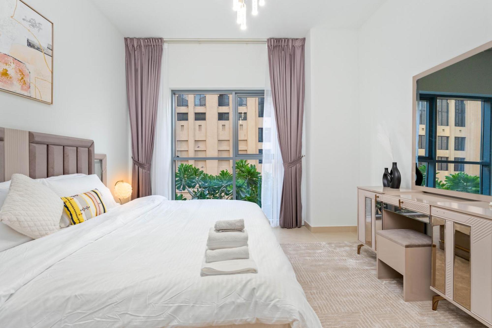 Apartemen Modern 1-br Close To Mall And Burj Khalifa Dubai