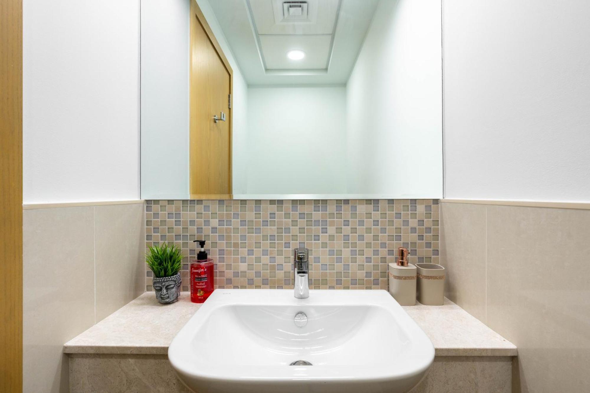 Apartemen Modern 1-br Close To Mall And Burj Khalifa