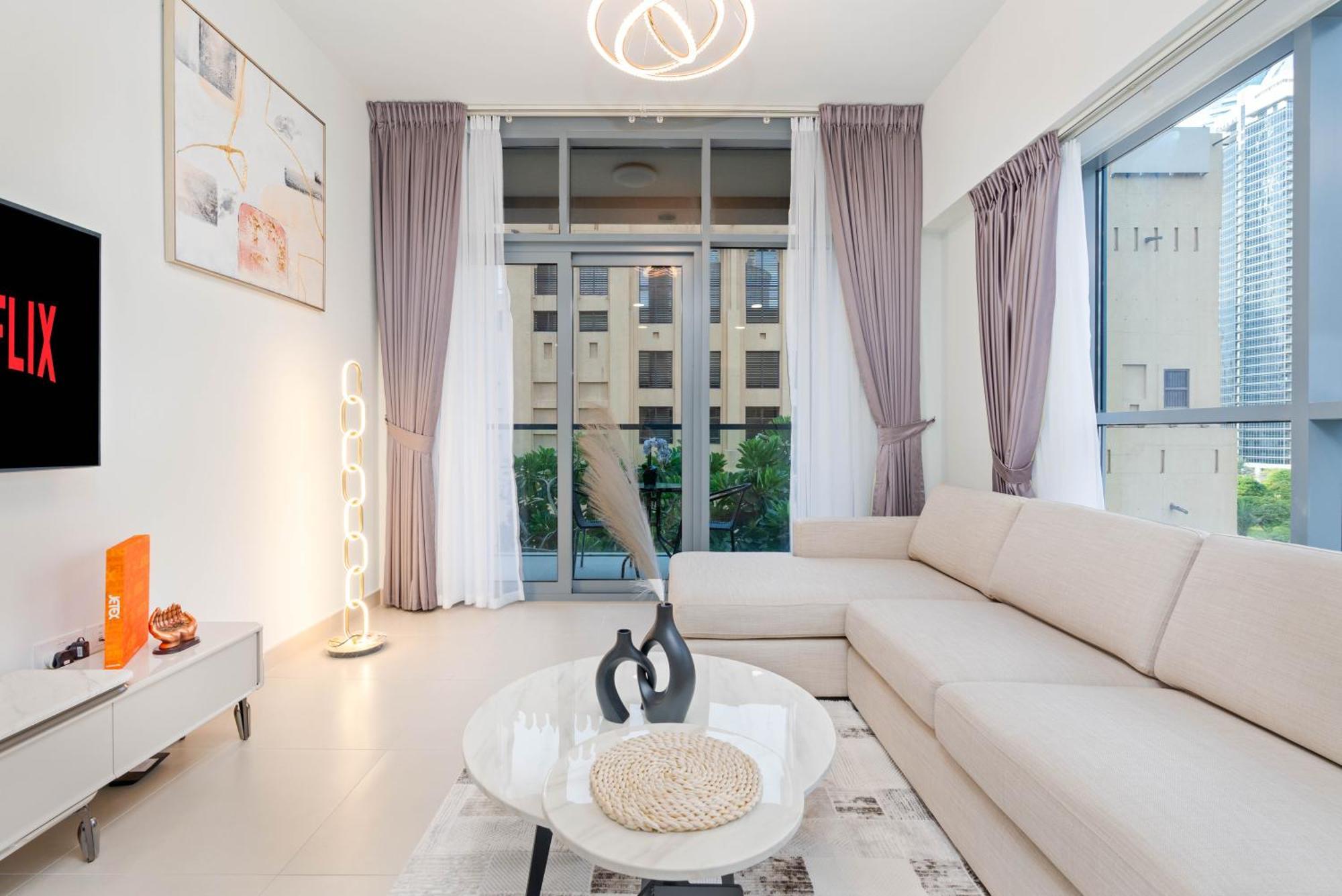 Apartemen Modern 1-br Close To Mall And Burj Khalifa