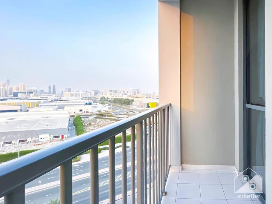 Luxurious 1br With Balcony In Production Apartamento Dubai