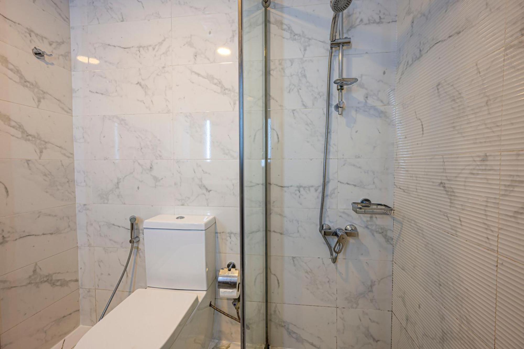 Cozy And Contemporary In Dubailand Apartemen