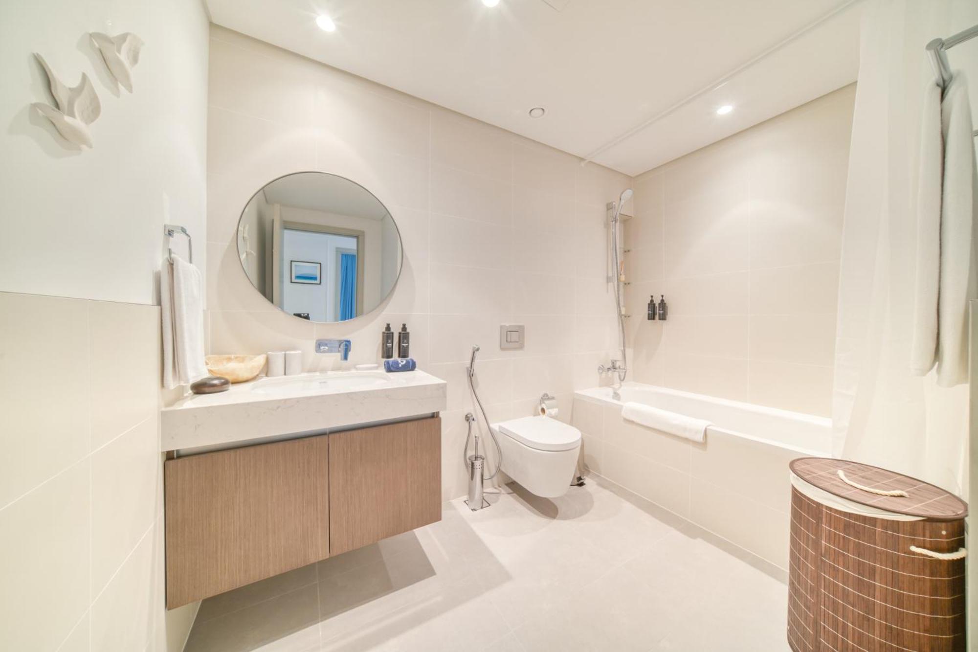 Chic 2br With Iconic Eye And Palm Views Appartement *