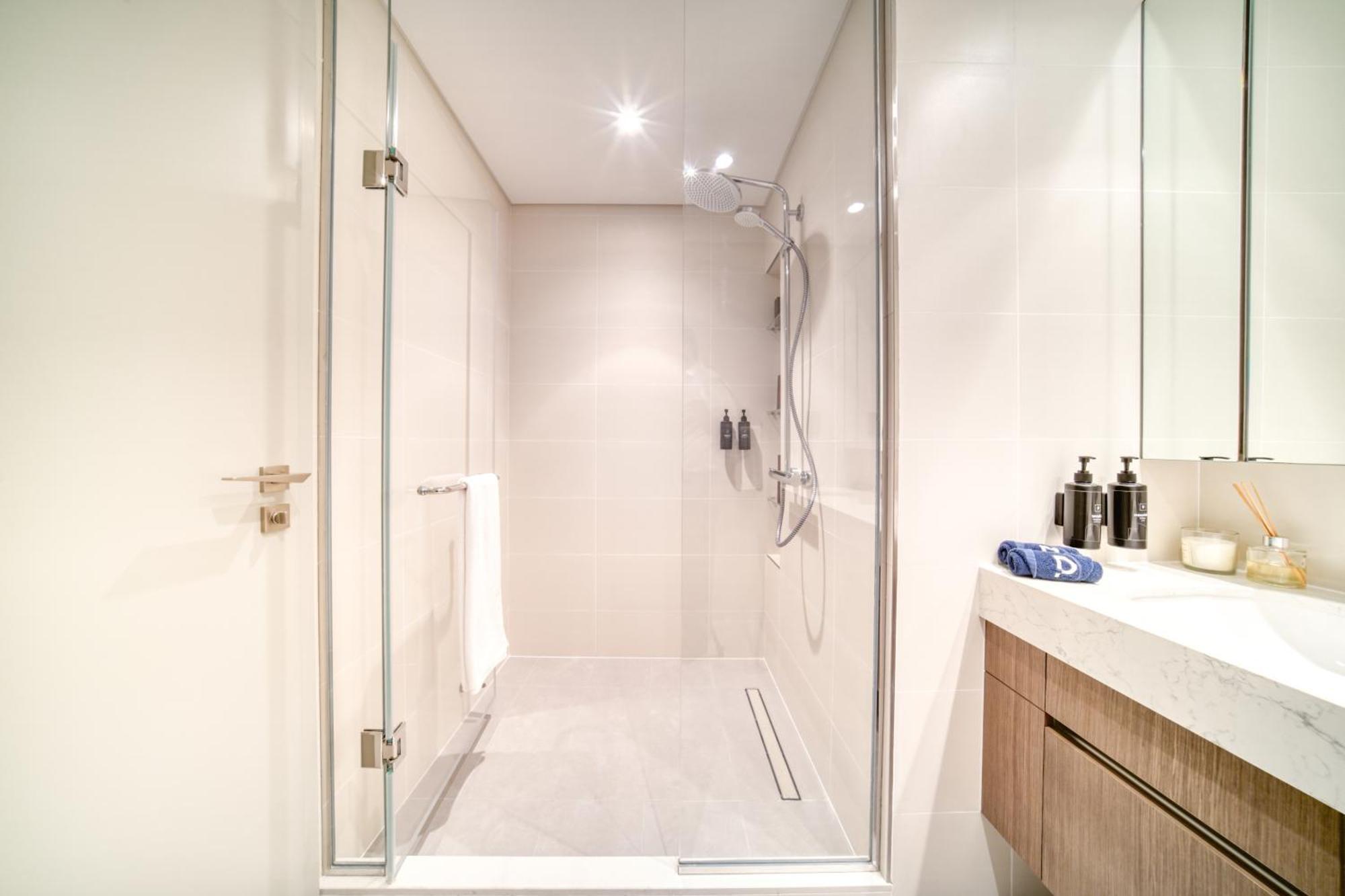 Chic 2br With Iconic Eye And Palm Views Appartement *