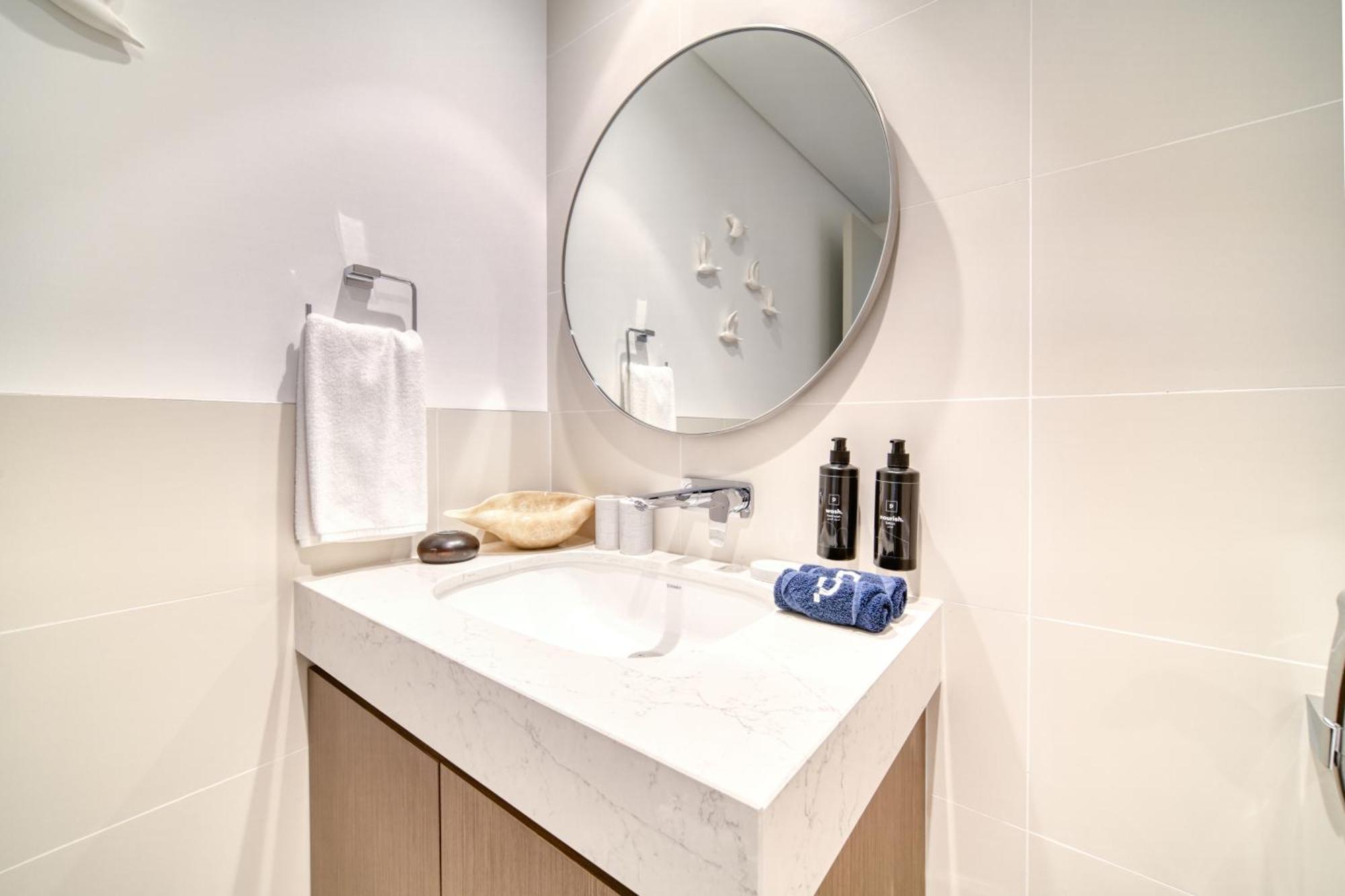 Chic 2br With Iconic Eye And Palm Views Appartement *