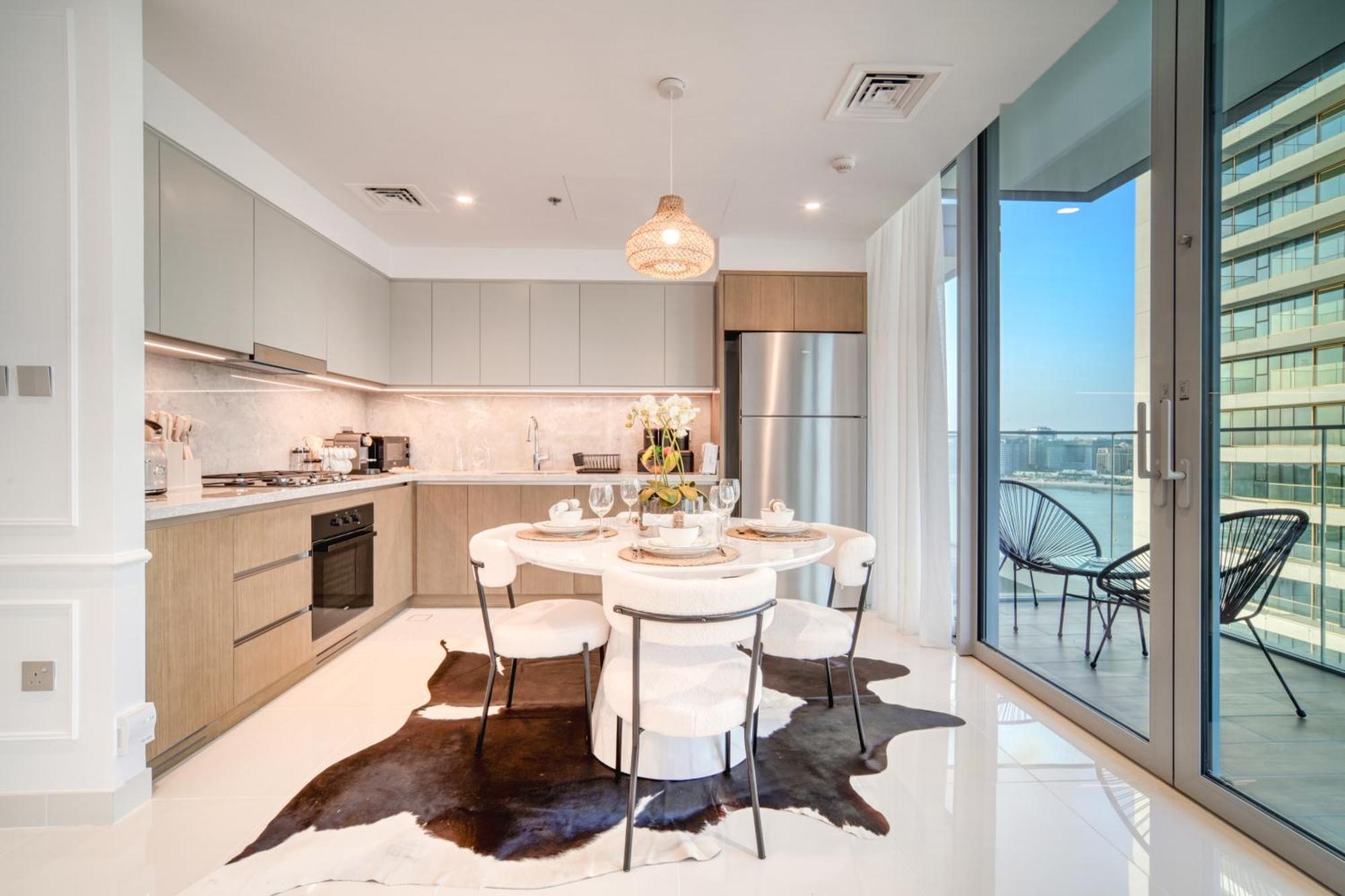 Chic 2br With Iconic Eye And Palm Views Dubaï