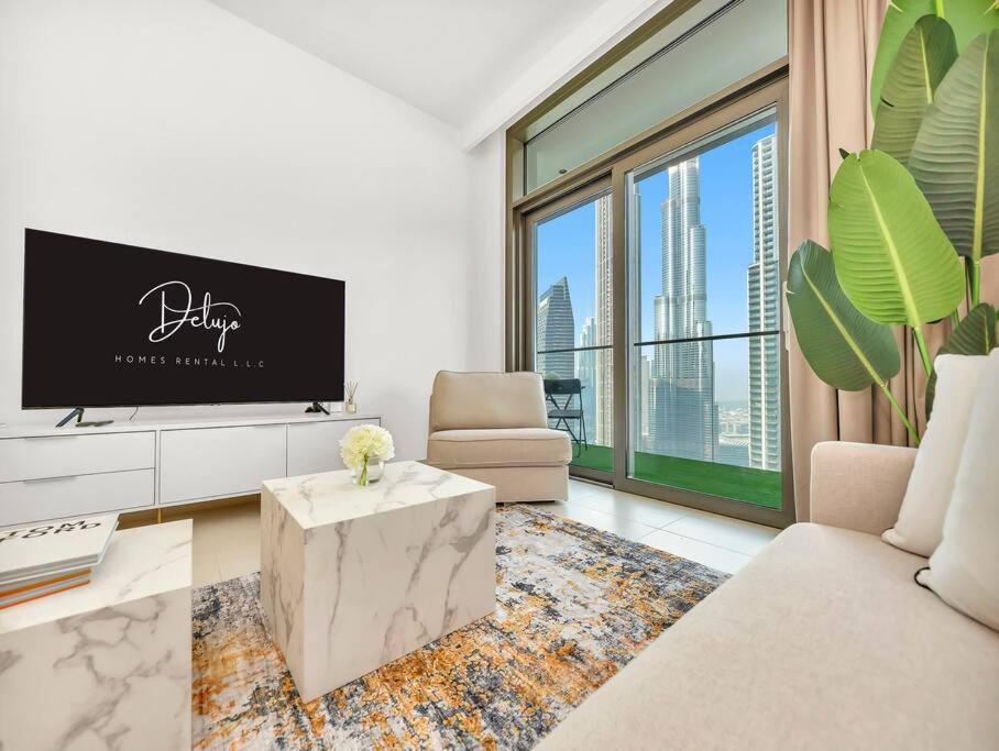 Luxury One Bedroom Apartment With Full Burj Khalifa View & Fountain View By Delujo Stays * Dubai