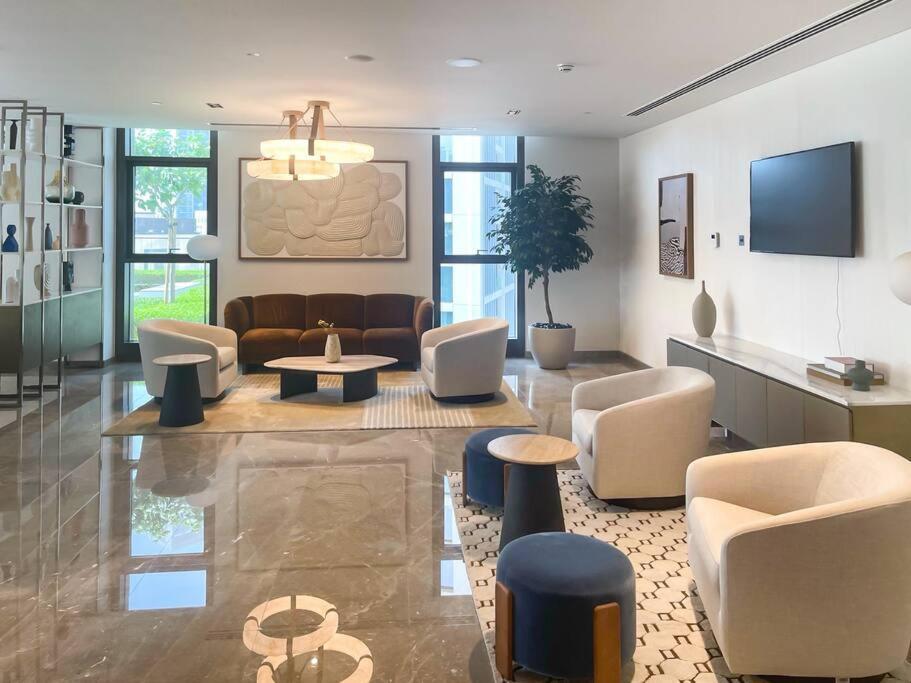 Luxury One Bedroom Apartment With Full Burj Khalifa View & Fountain View By Delujo Stays *