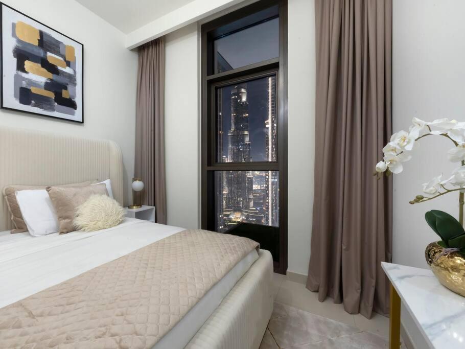 Luxury One Bedroom Apartment With Full Burj Khalifa View & Fountain View By Delujo Stays