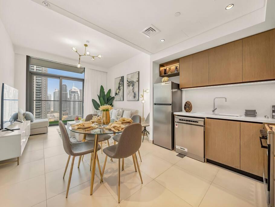 Luxury One Bedroom Apartment With Full Burj Khalifa View & Fountain View By Delujo Stays