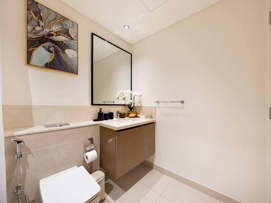 Luxury One Bedroom Apartment With Full Burj Khalifa View & Fountain View By Delujo Stays * Dubai